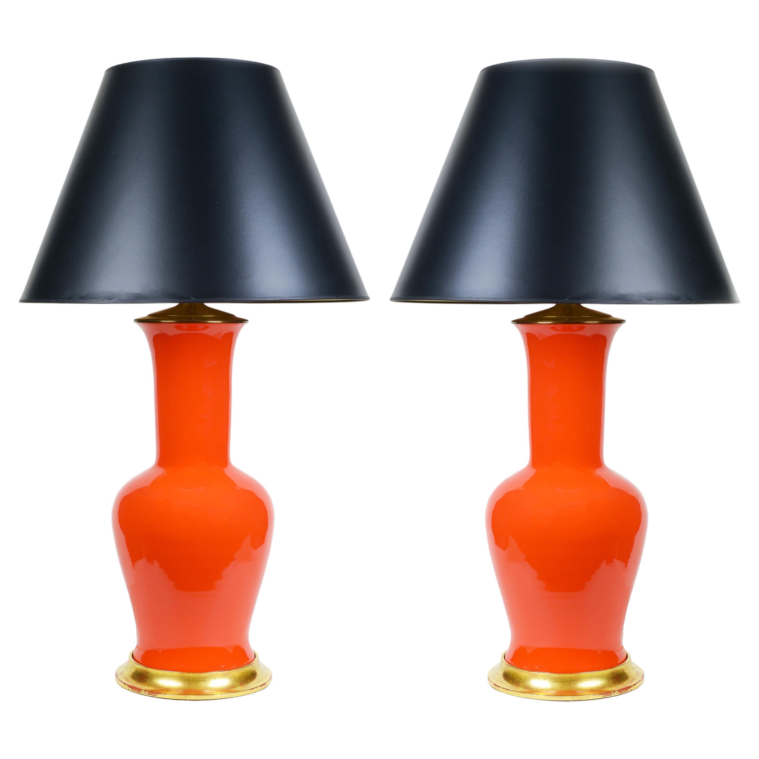 Ein Paar Christopher Spitzmiller 'Garniture'-Keramiklampen in Koralle