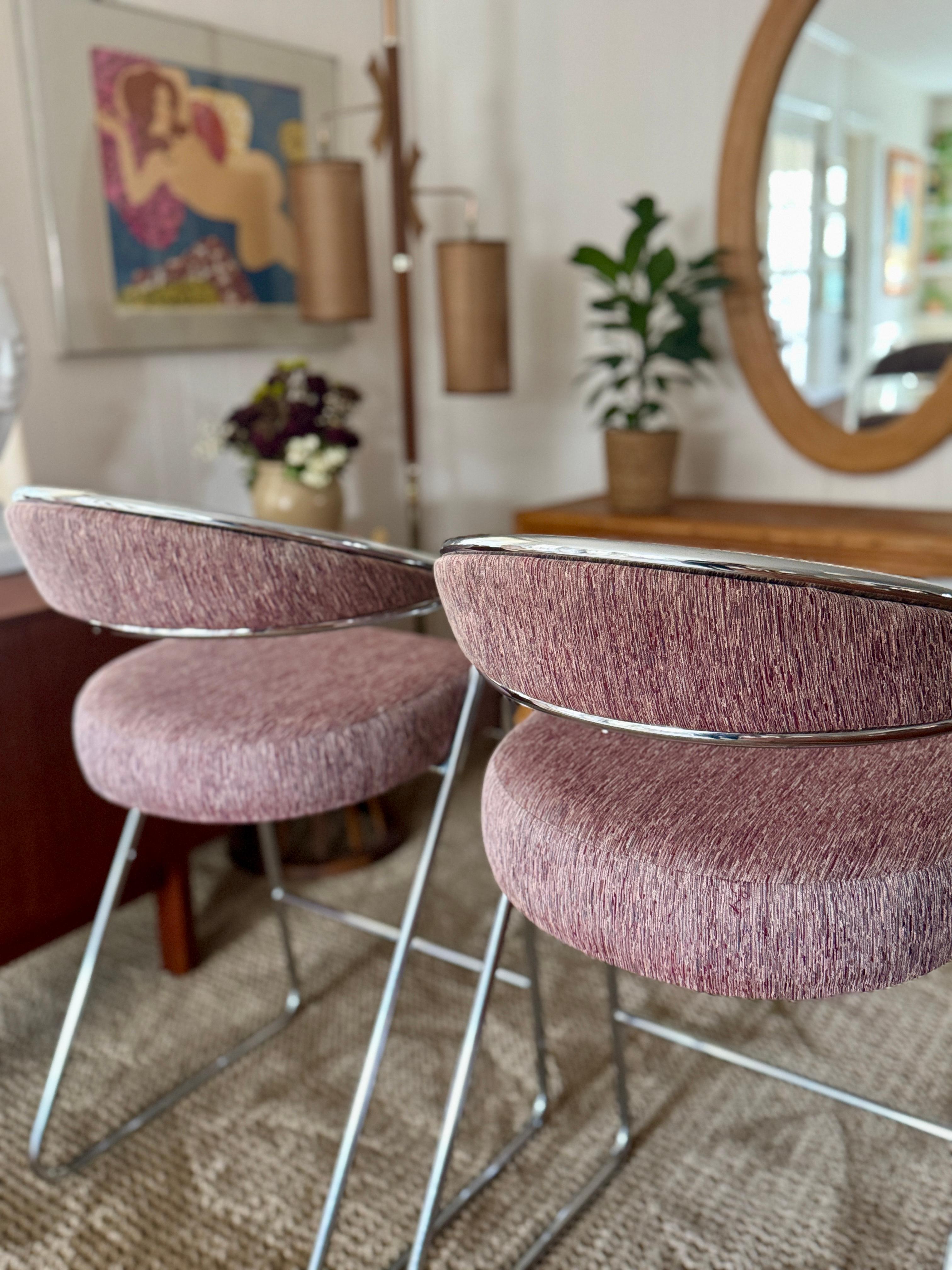 Chrome A pair of chrome bar stools attributed to Milo Baughman, circa 1970s. For Sale