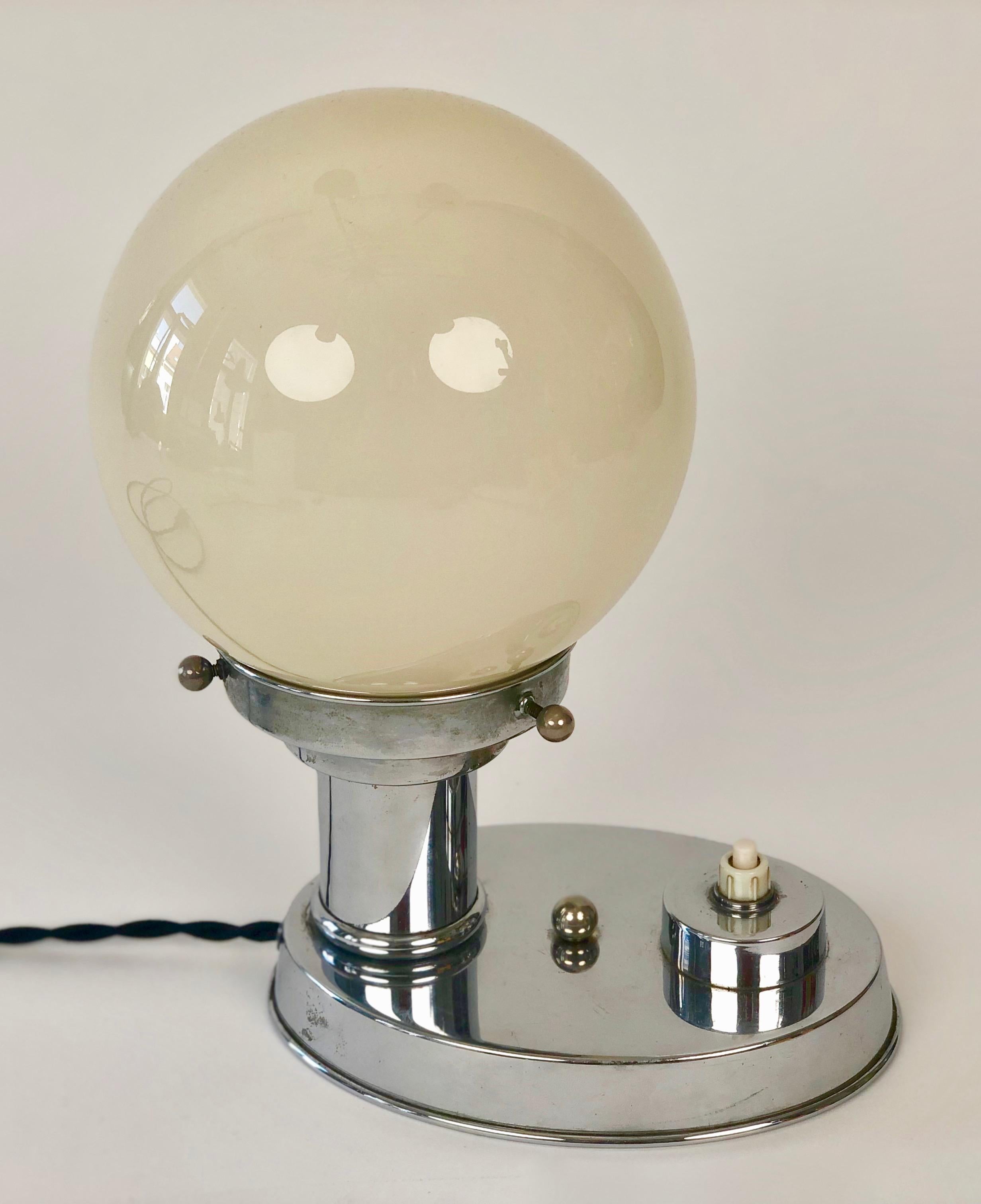 Paire de lampes de bureau Art Déco en métal chromé des années 1930, Autriche en vente 4