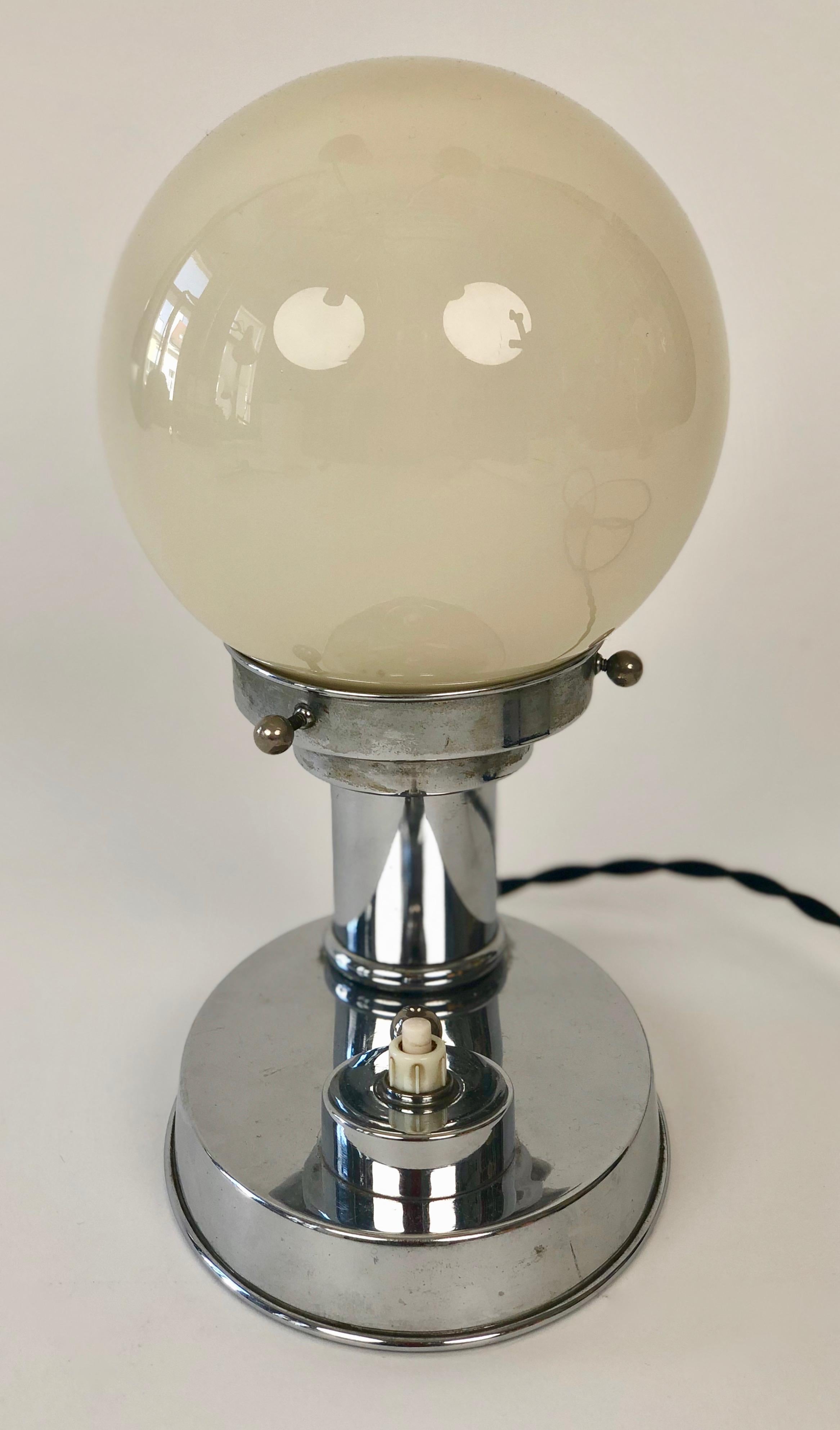 Paire de lampes de bureau Art Déco en métal chromé des années 1930, Autriche en vente 5
