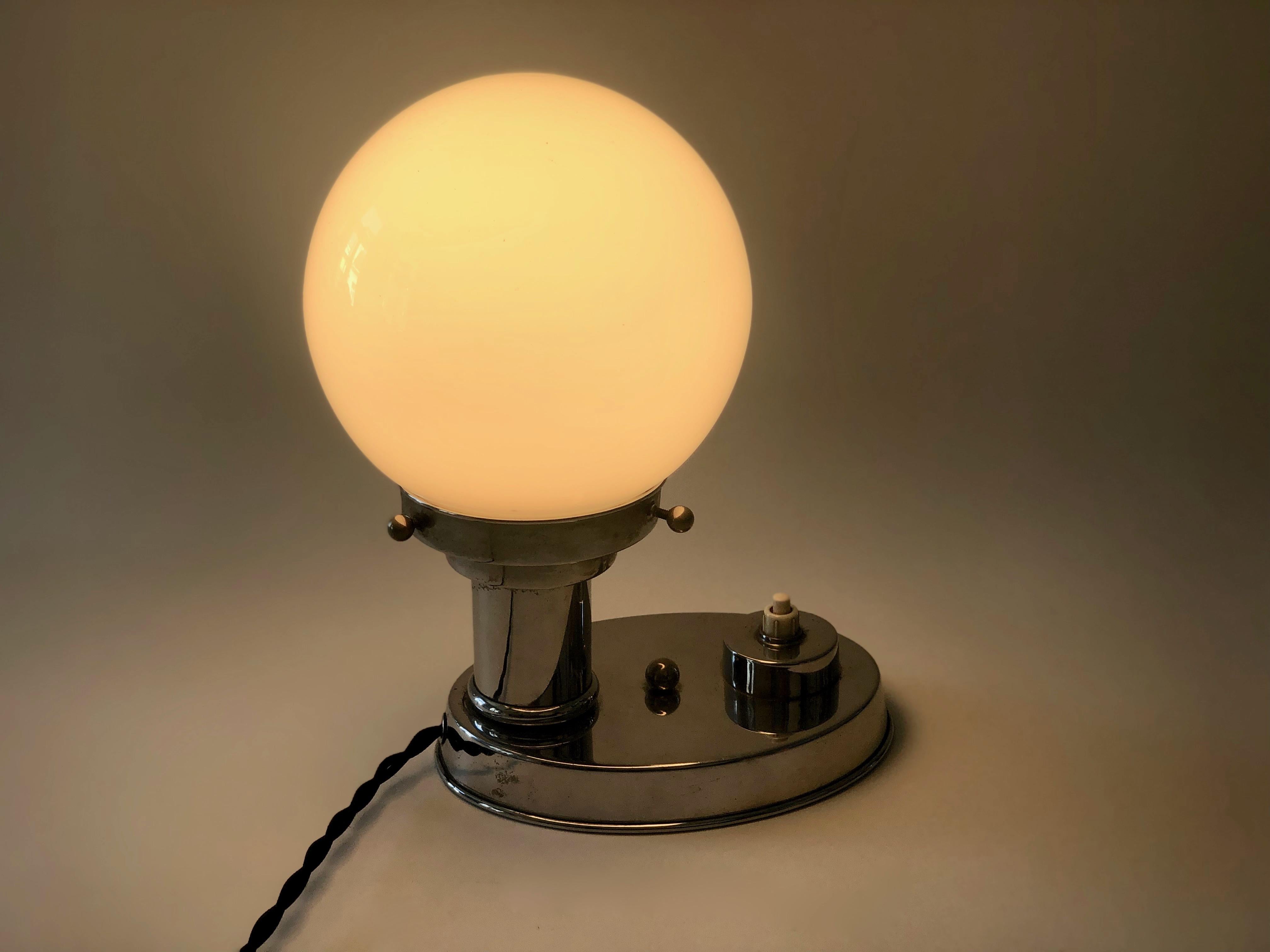 Paire de lampes de bureau Art Déco en métal chromé des années 1930, Autriche en vente 10