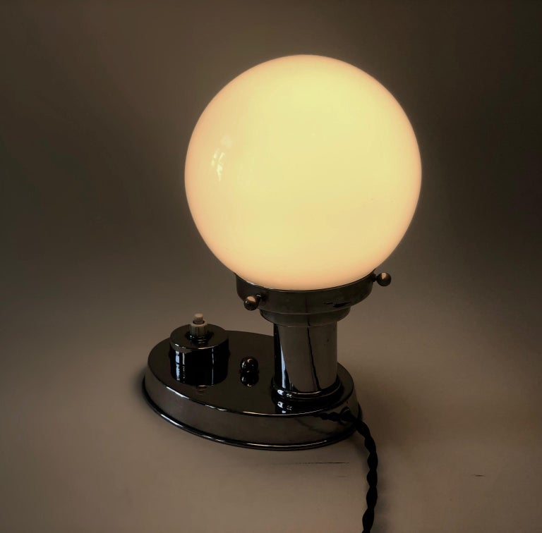 petite lampe de chevet art deco en regule patiné or
