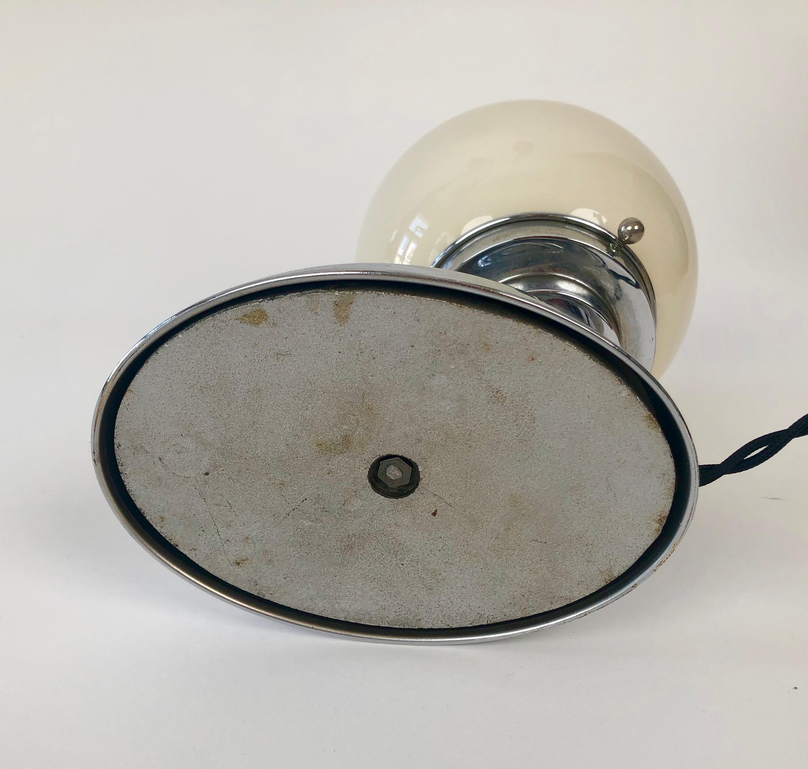 Milieu du XXe siècle Paire de lampes de bureau Art Déco en métal chromé des années 1930, Autriche en vente