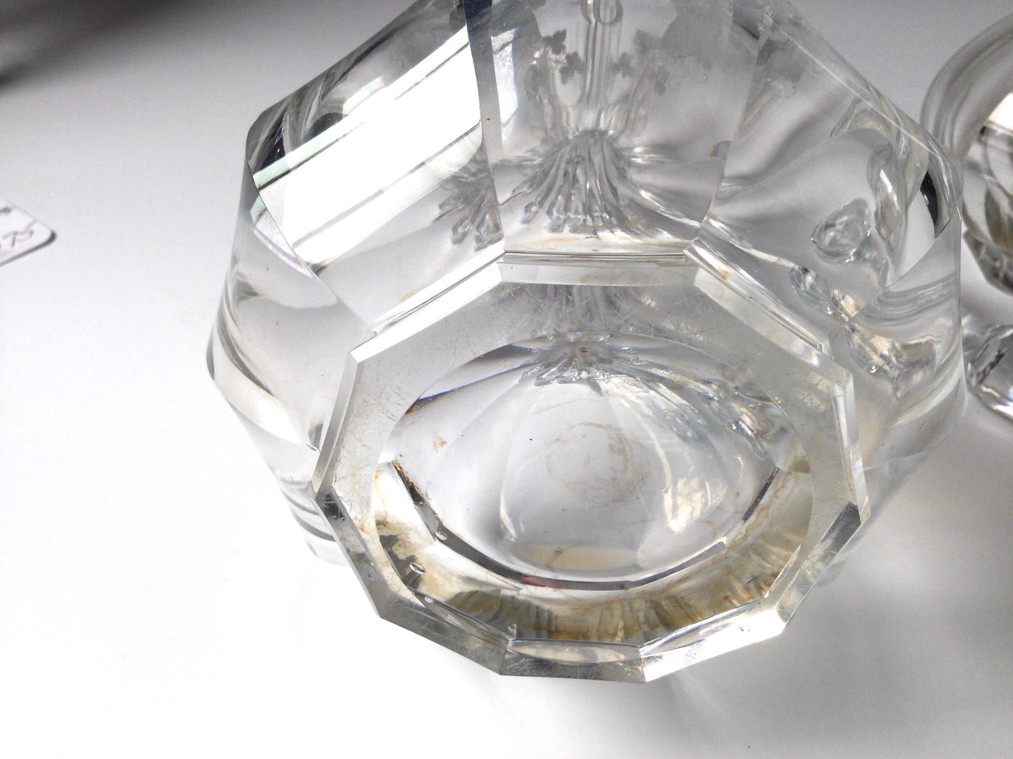 Zwei um 1900 geschliffene und gravierte Dekanter (Geschliffenes Glas) im Angebot