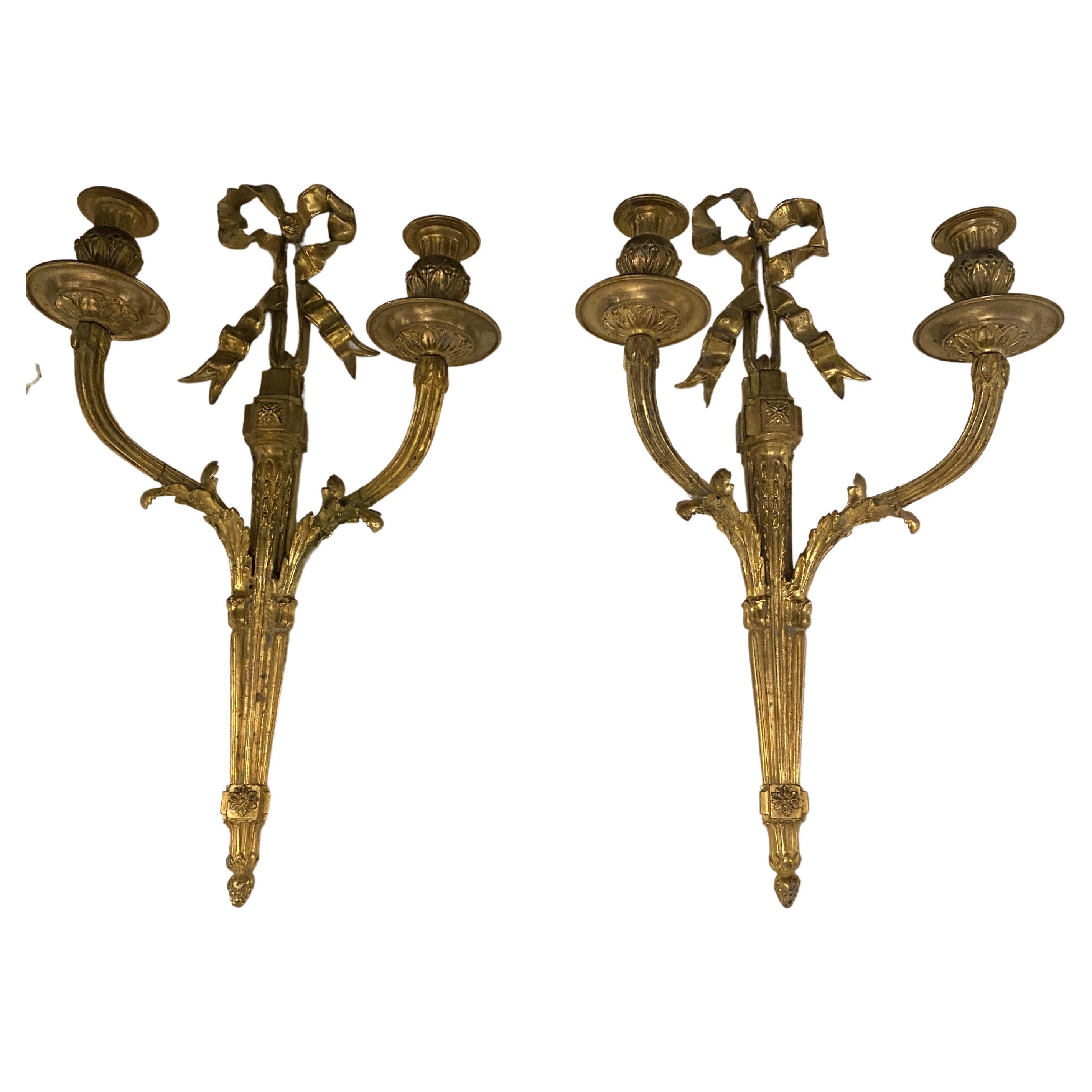 Paar 1900's Französisch vergoldete Bronze Wandleuchter mit Bändern im Angebot