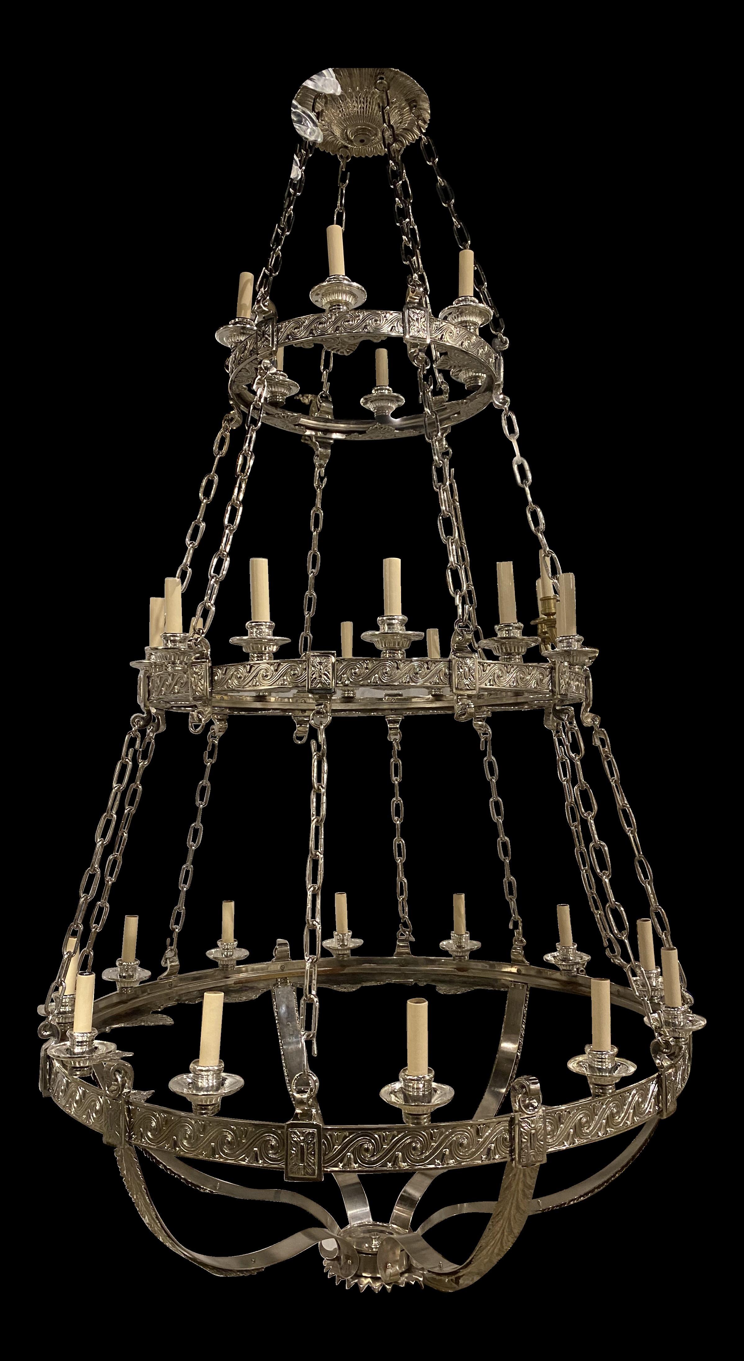 Coppia di lampadari neoclassici in bronzo argentato a 30 luci del 1900 circa, probabilmente Caldwell, con splendidi dettagli, finitura e patina originali