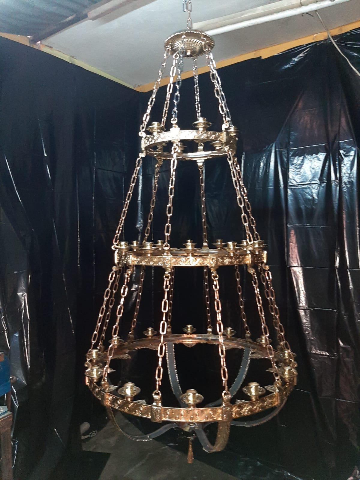 Neoclassical 1900's Large Caldwell Gilt Bronze Neoclassic Chandelier with 30 lights For Sale