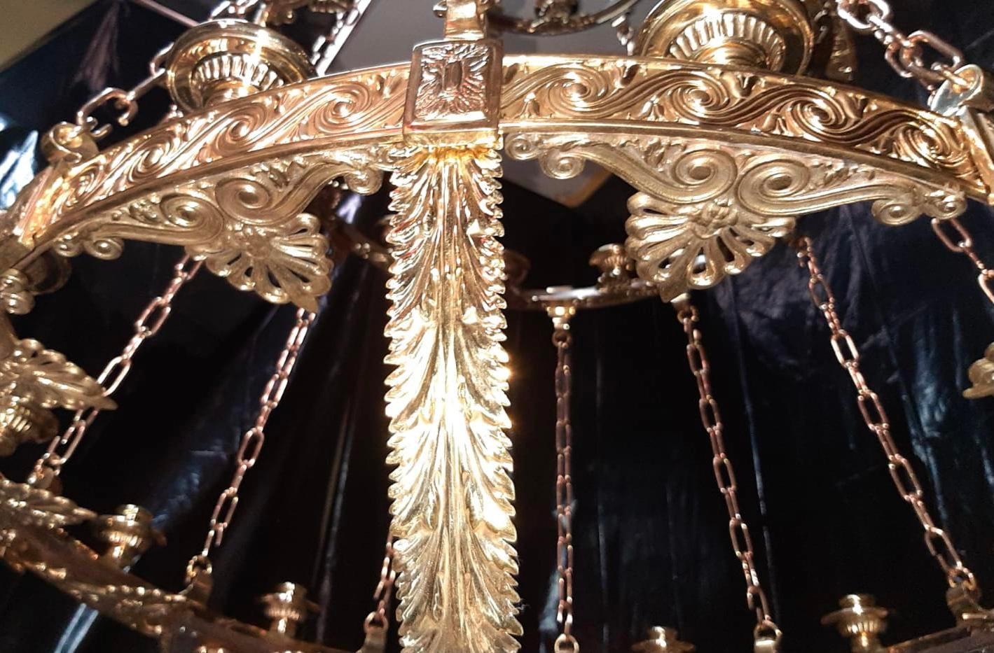 Américain Grand lustre néoclassique en bronze doré Caldwell à 30 lumières, datant de 1900 en vente