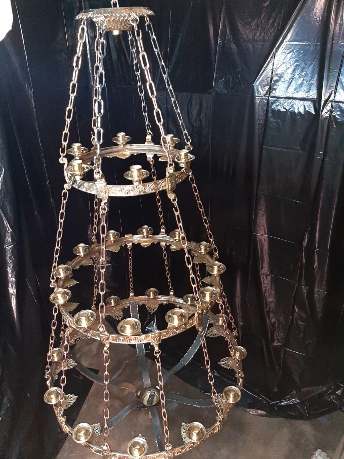 1900's Large Caldwell Gilt Bronze Neoclassic Chandelier with 30 lights In Excellent Condition For Sale In New York, NY