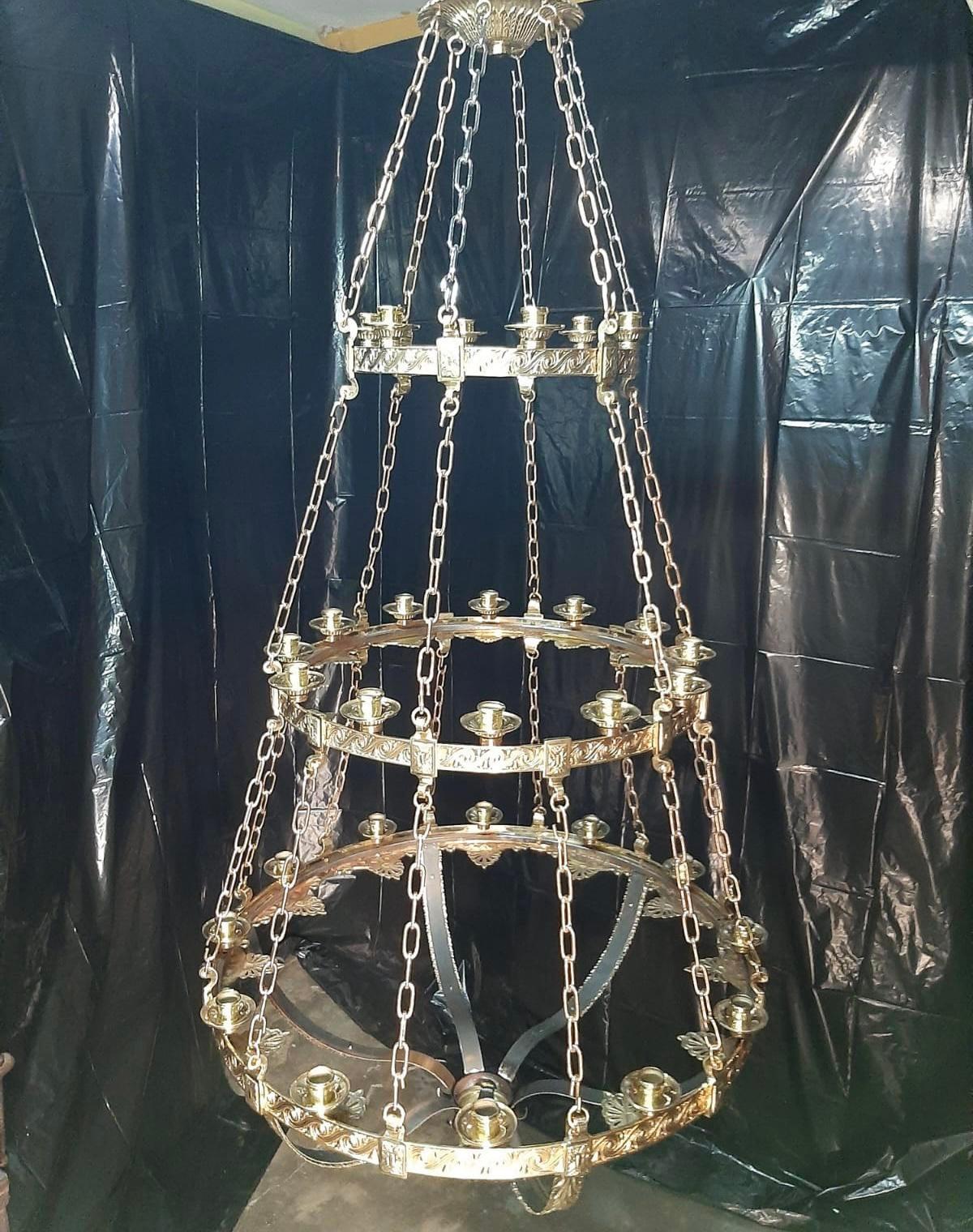 1900's Large Caldwell Gilt Bronze Neoclassic Chandelier with 30 lights For Sale 1
