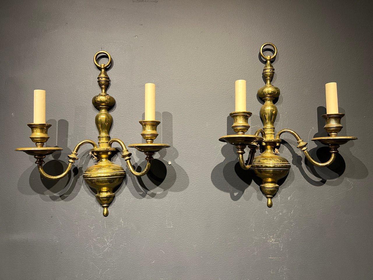 Pareja de apliques de bronce patinado marrón Caldwell de hacia 1920 con dos luces
