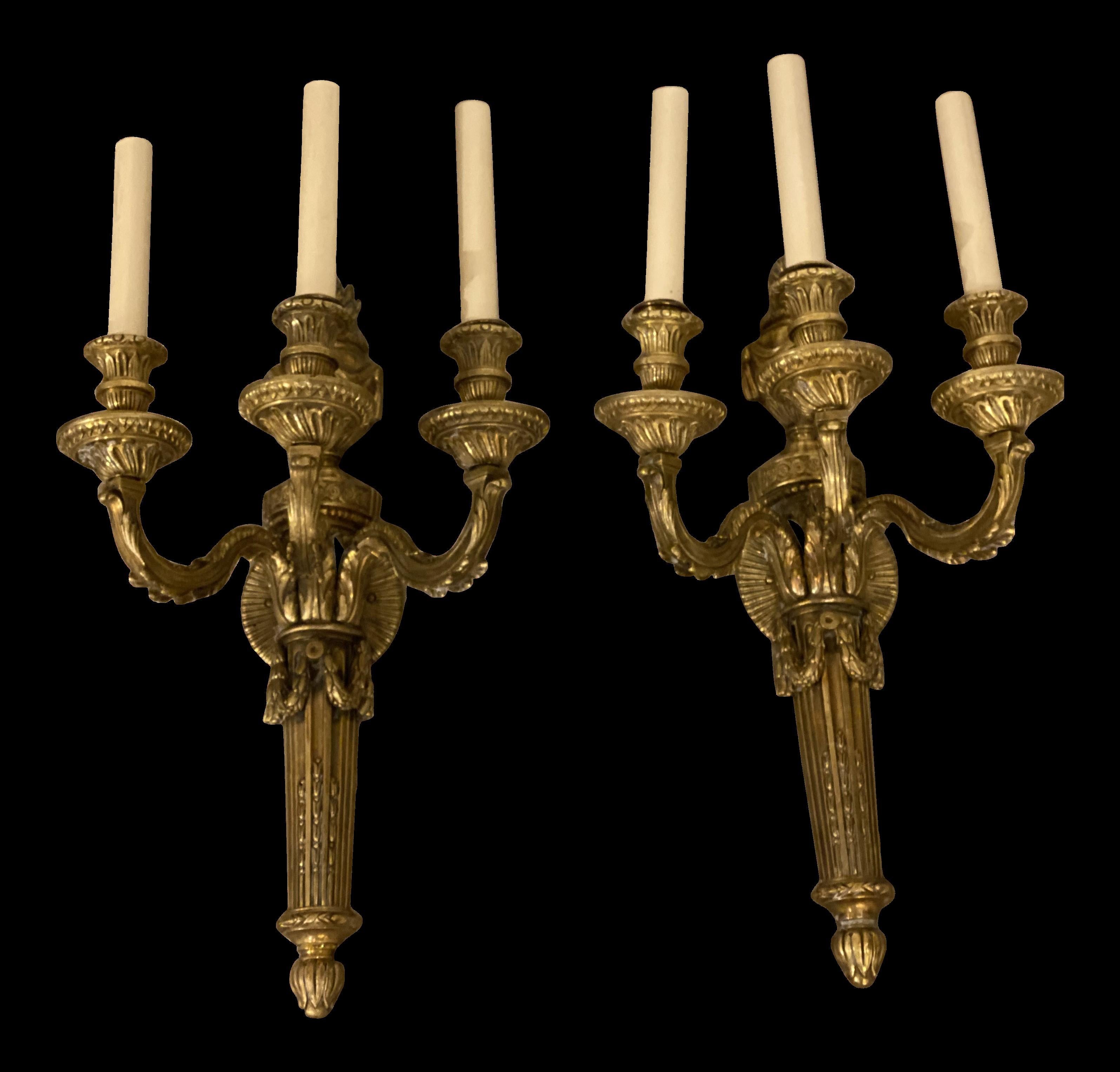 Ein Paar dreiflammige Caldwell-Leuchten im Stil von Luise XVI aus den 1920er Jahren, Originallackierung