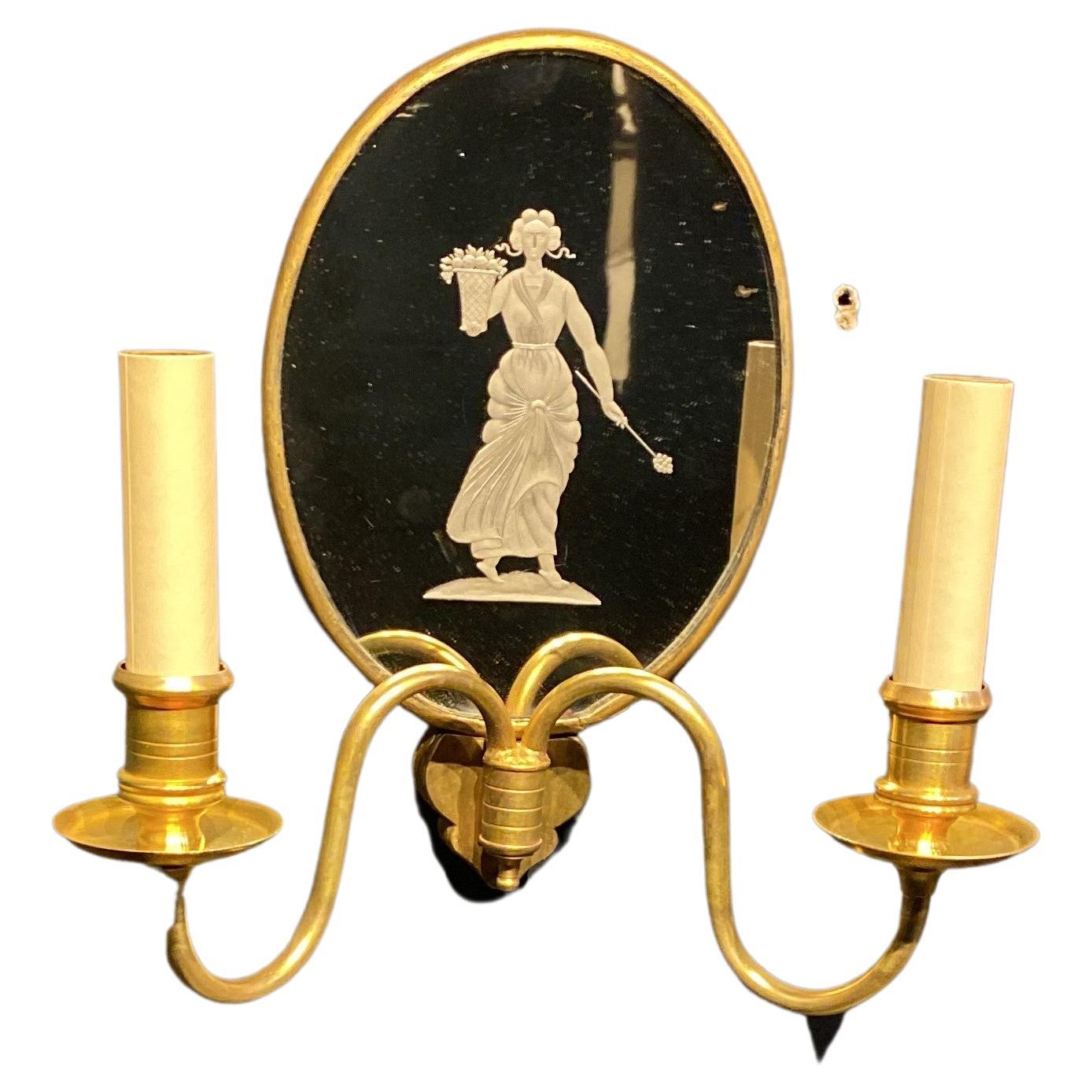 Un par de apliques de bronce de 2 luces de estilo neoclásico Caldwell de hacia 1920 con placa trasera de espejo grabada