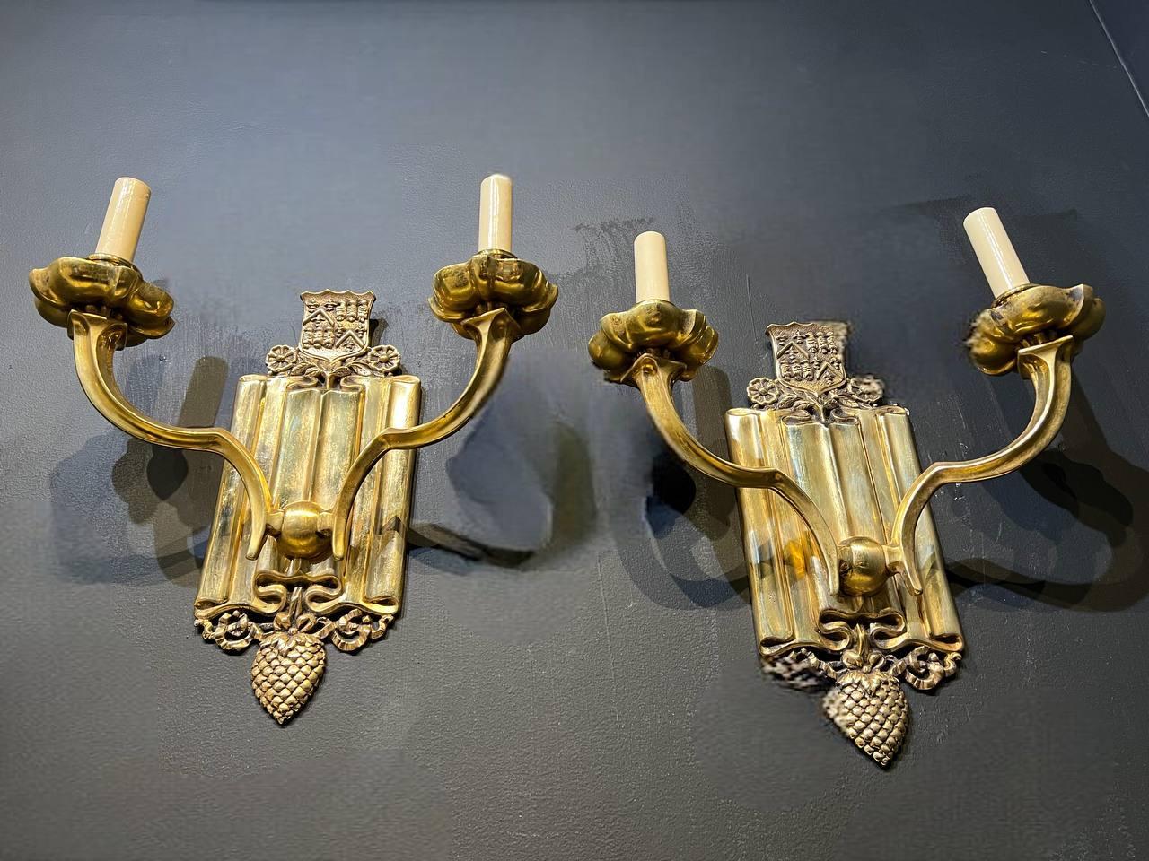 Coppia di appliques a doppia luce in bronzo dorato Caldwell del 1920 circa dal design insolito