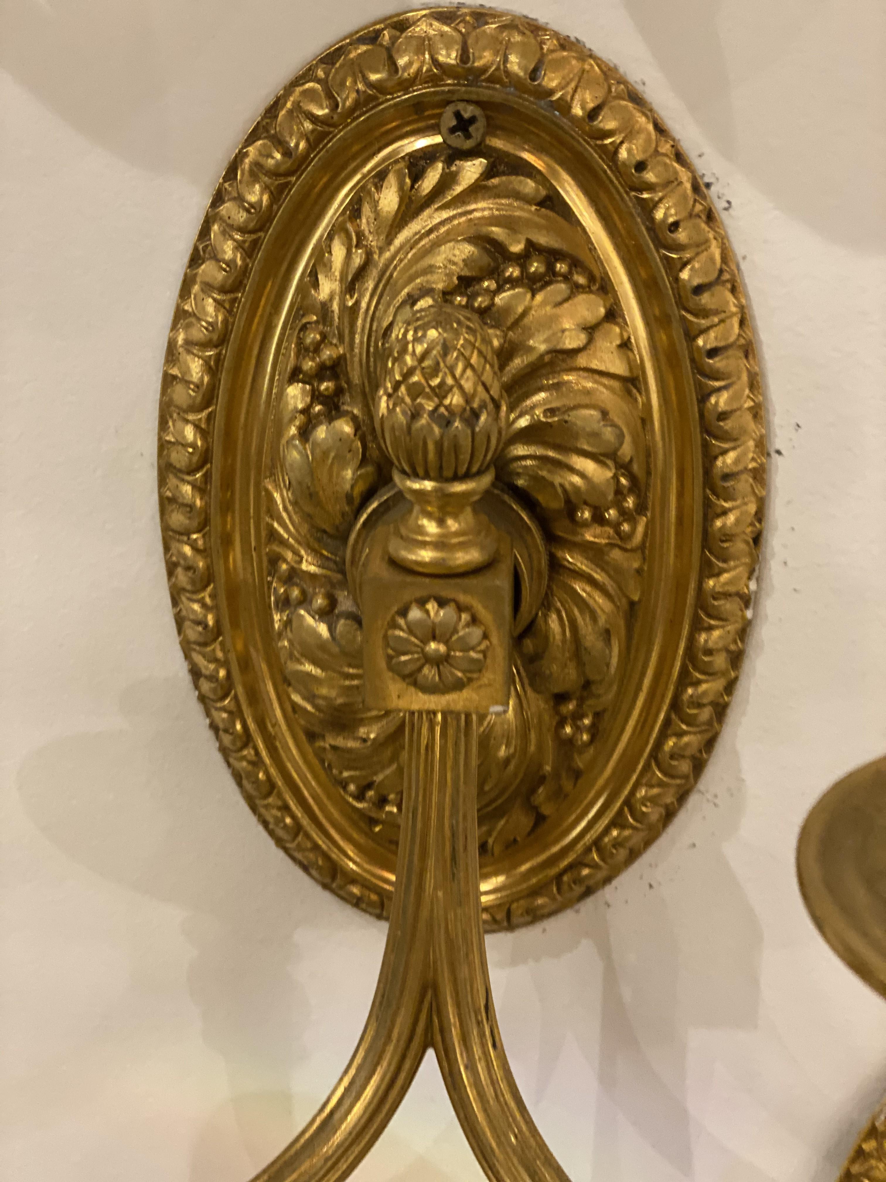 1920's Caldwell Bronze vergoldet Double Lights Wandleuchter (Amerikanische Klassik) im Angebot