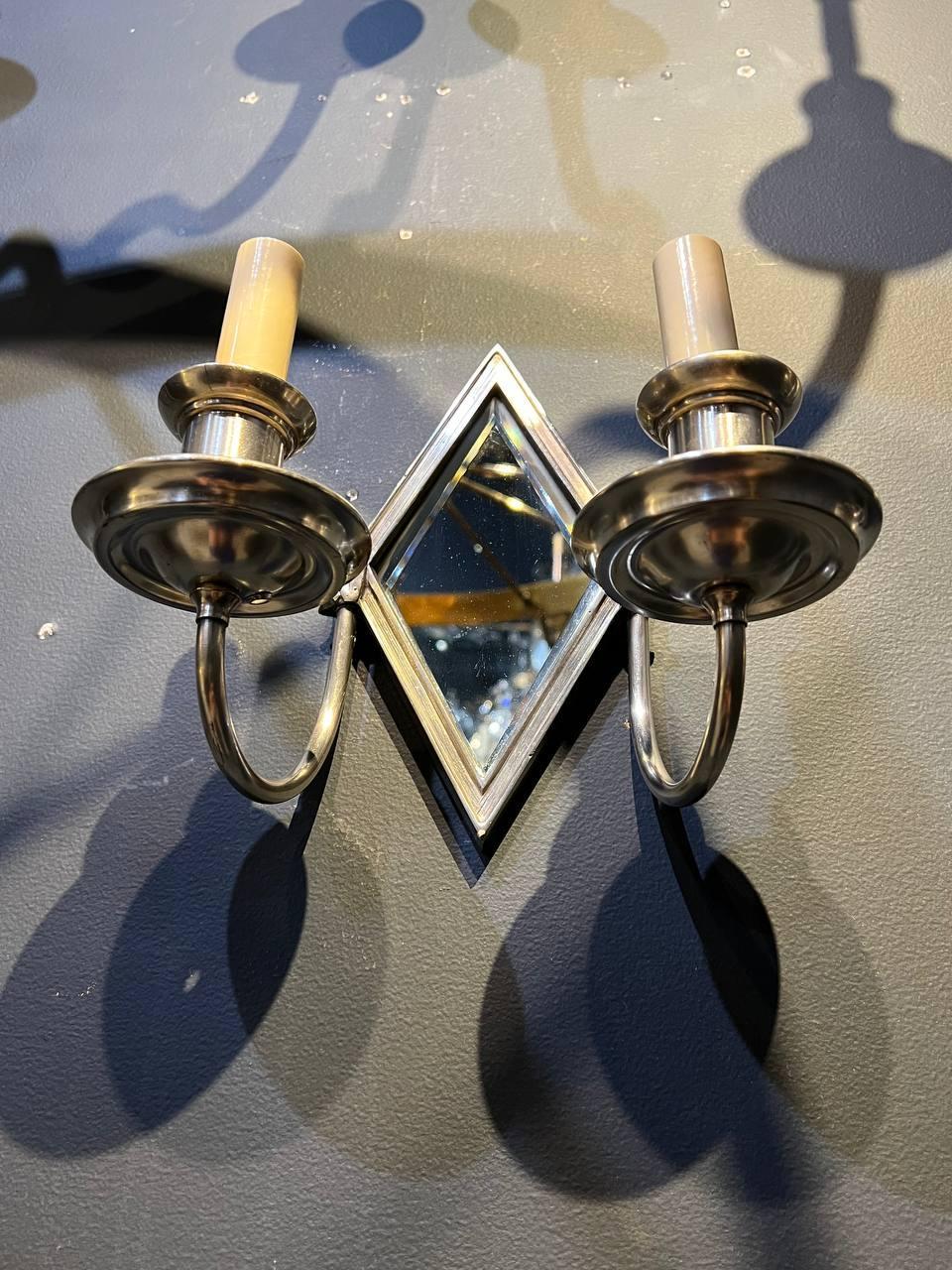 Paar 1920er Caldwell Diamond Shape Mirror Small Sconces (Amerikanische Klassik) im Angebot