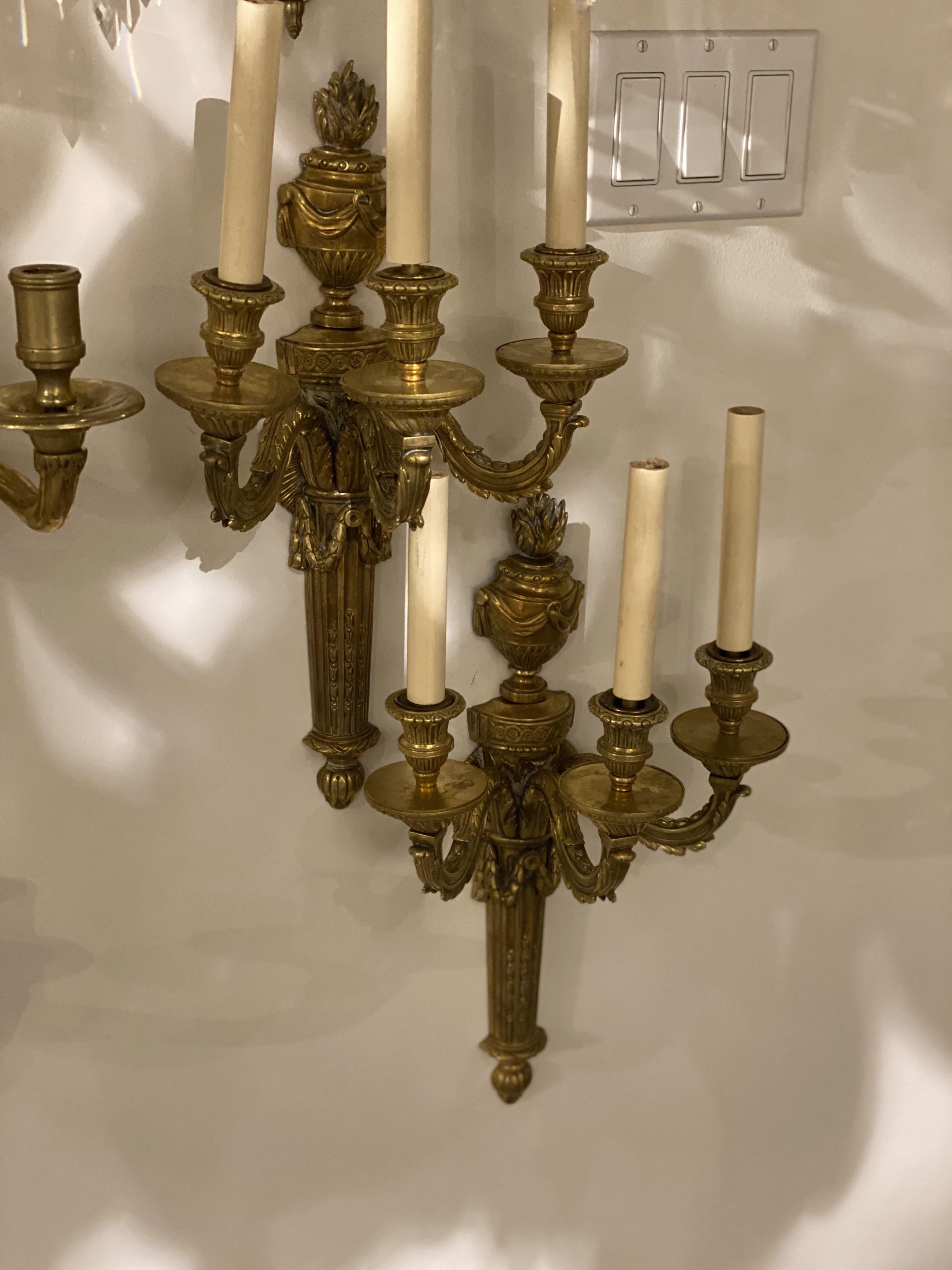 1920's Large Caldwell Bronze 3 Lights Sconces Luise XVI Stil (Vergoldet) im Angebot