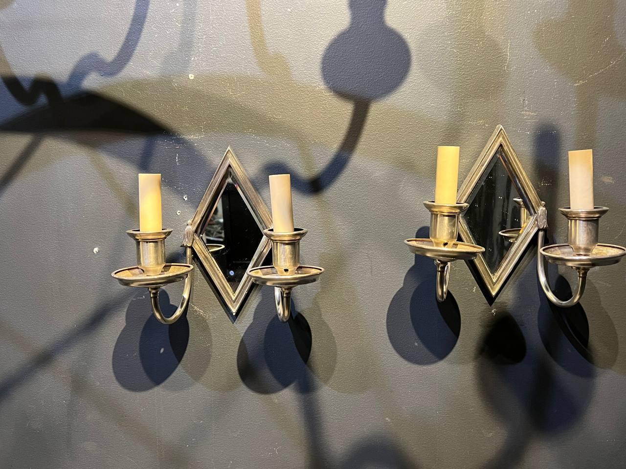 Paar 1920er Caldwell Diamond Shape Mirror Small Sconces (Versilbert) im Angebot