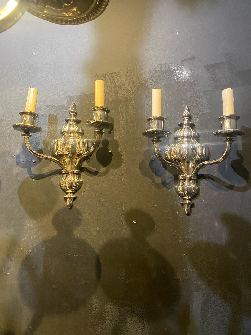 Américain Appliques à deux lumières en métal argenté de Caldwell des années 1920 en vente