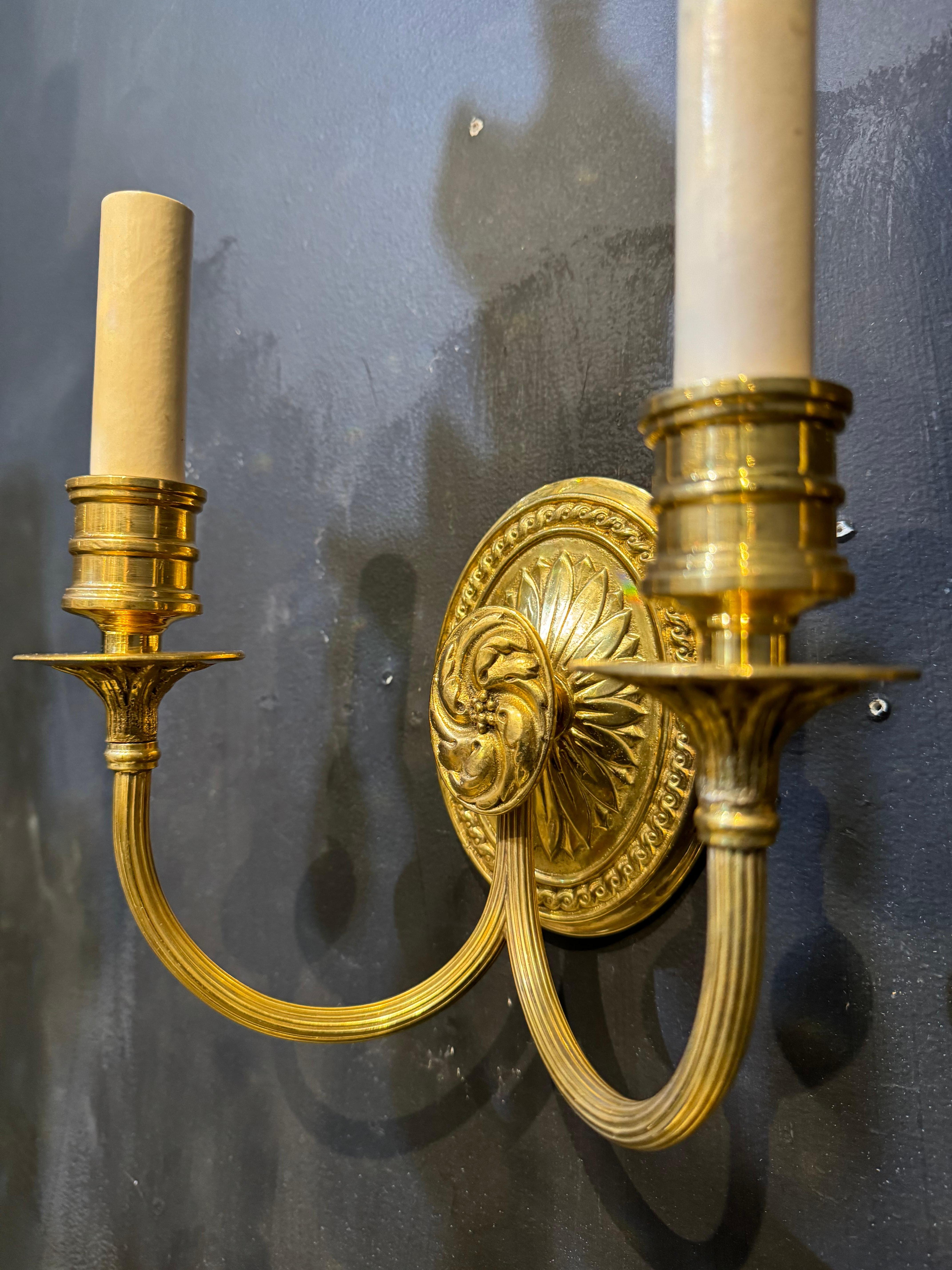 Paar 1920er Jahre Caldwell vergoldete Bronze Wandleuchter im Zustand „Gut“ im Angebot in New York, NY