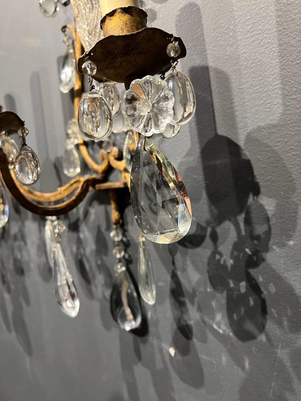 une paire très inhabituelle d'appliques Bagues françaises vers 1930 avec des cristaux perlés et des suspensions en cristal