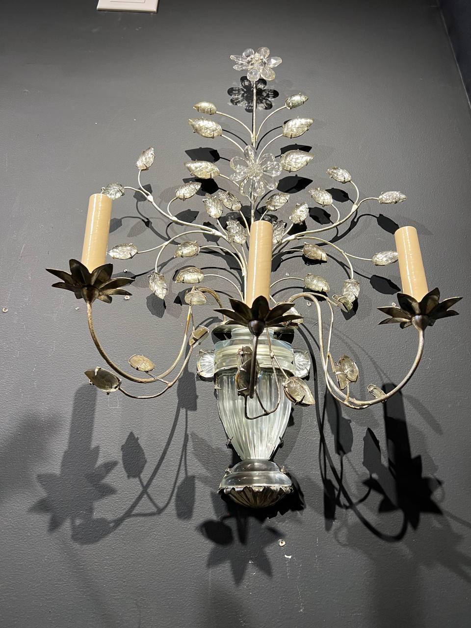 Francese Coppia di grandi lampade a tre luci francesi Bagues a foglia d'argento del 1930 in vendita