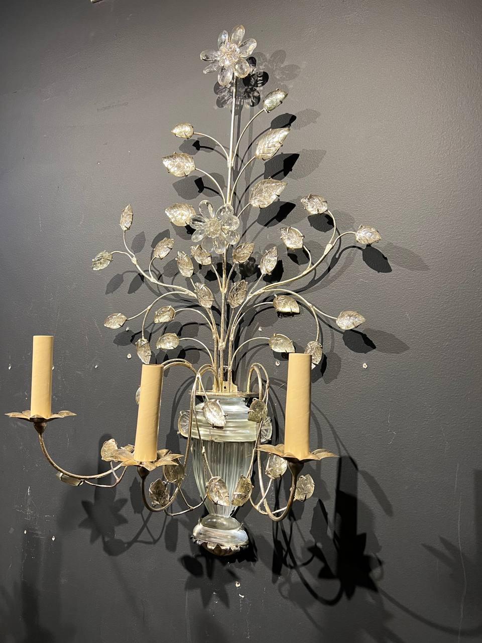 Argentato Coppia di grandi lampade a tre luci francesi Bagues a foglia d'argento del 1930 in vendita