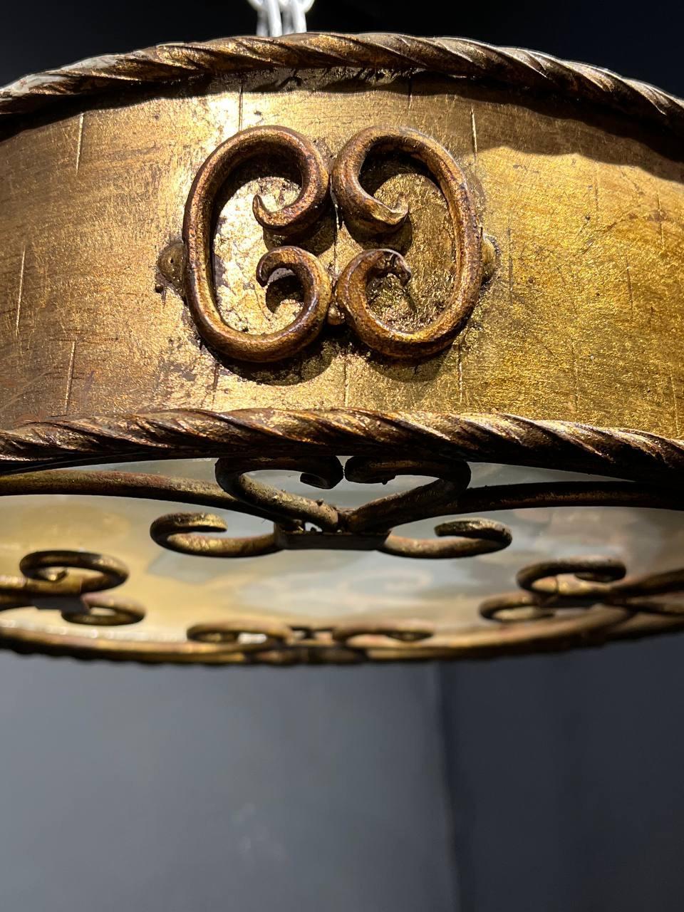 1930er Jahre Französisch vergoldet Metall Flush Mount mit mattiertem Glas (Französische Provence) im Angebot
