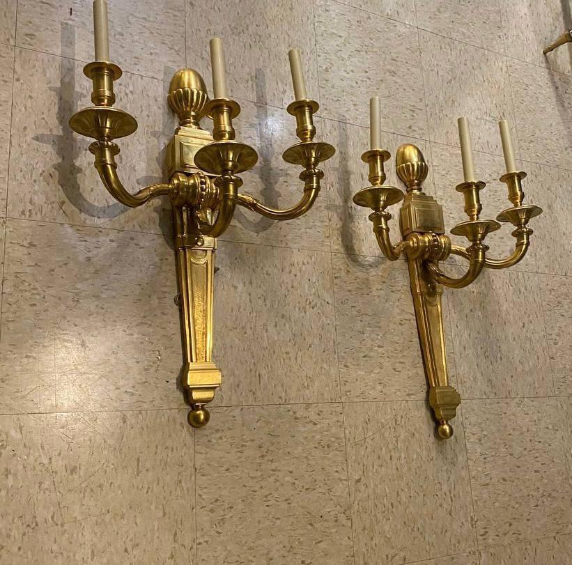 Paar 1930er Jahre Französisch große vergoldete Bronze 3 Lights Sconces (Louis XVI.) im Angebot