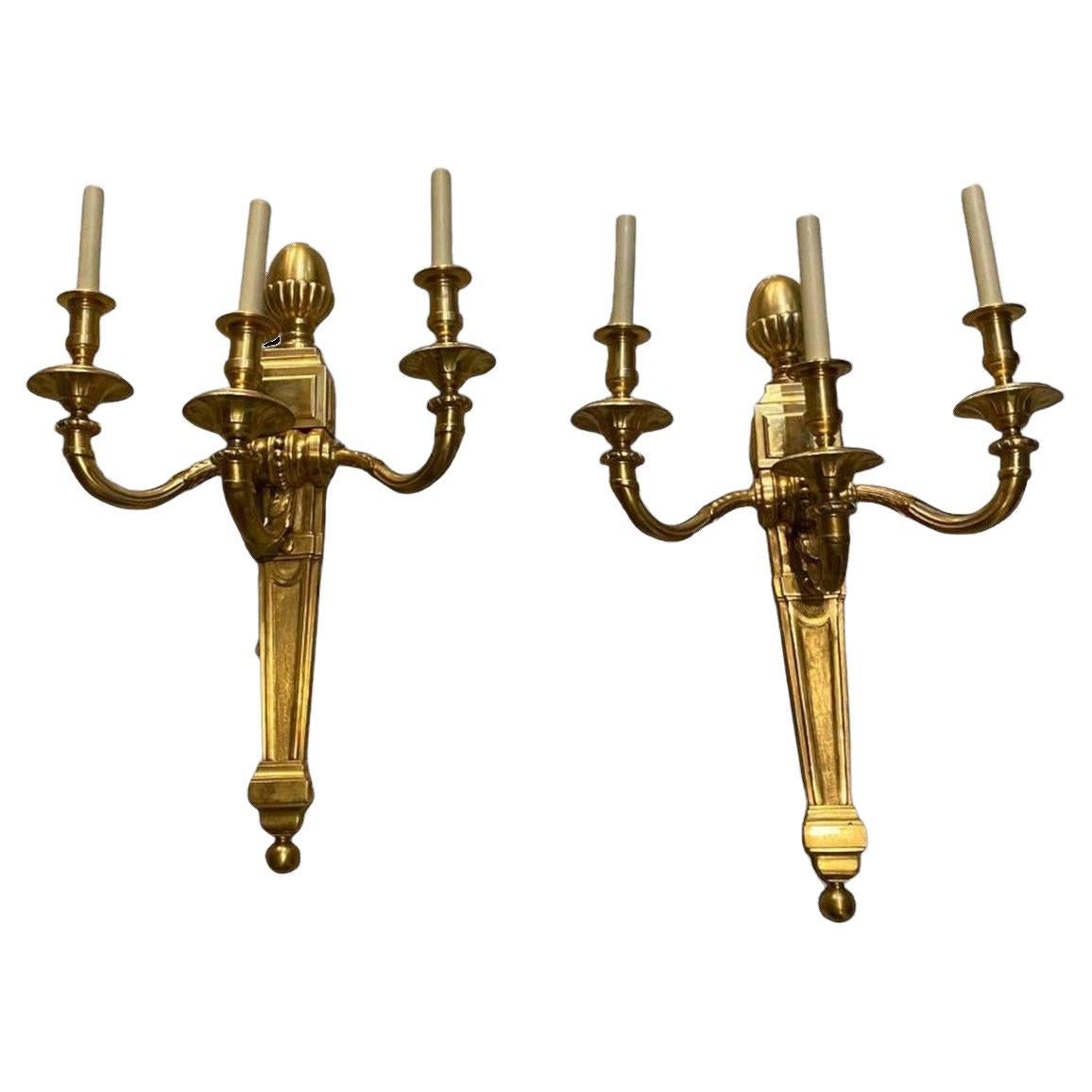 Paar 1930er Jahre Französisch große vergoldete Bronze 3 Lights Sconces im Angebot