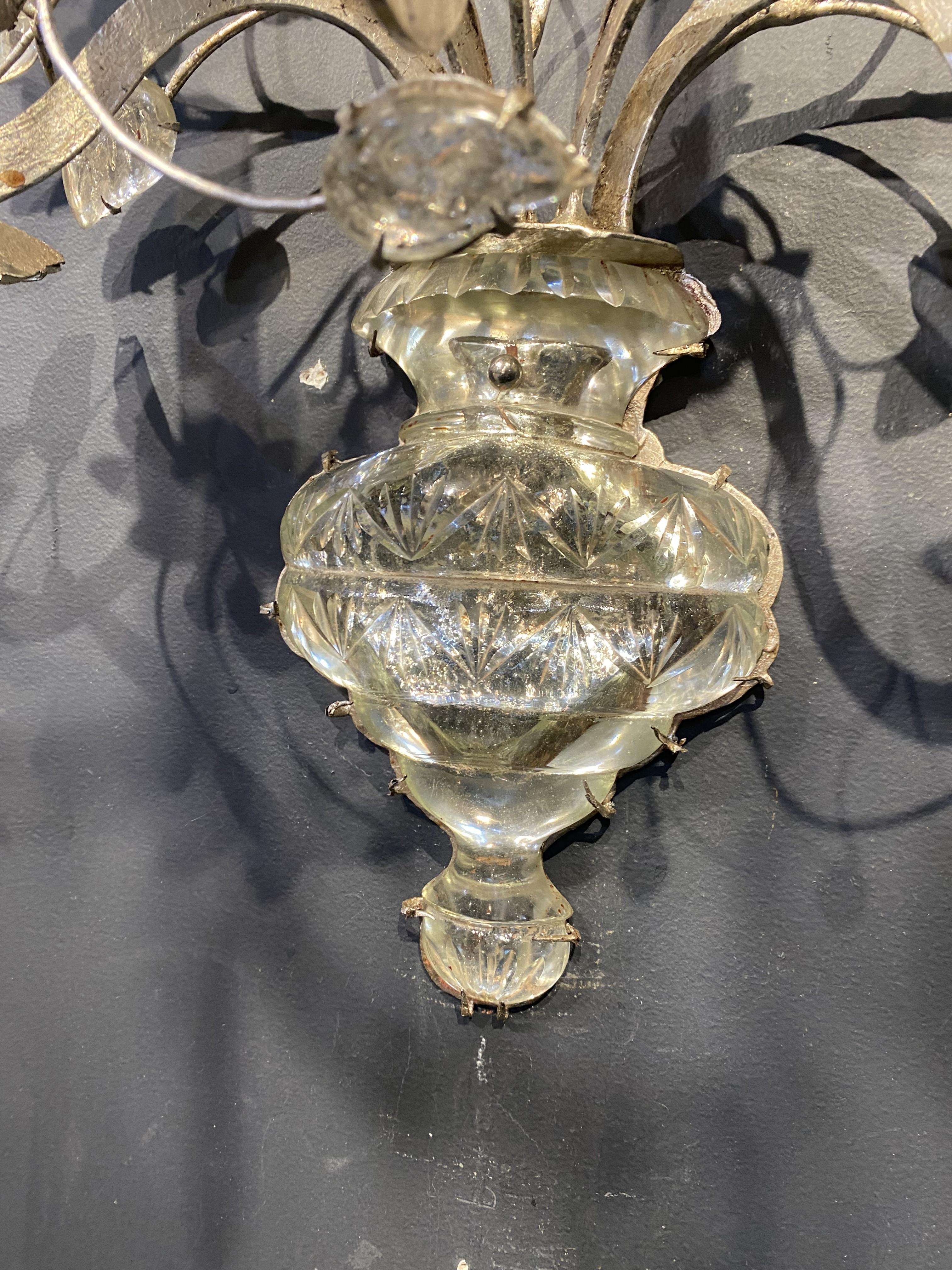 Coppia di applique a 5 luci in metallo argentato Bagues francese degli anni '30 circa, con design a foglie in vetro