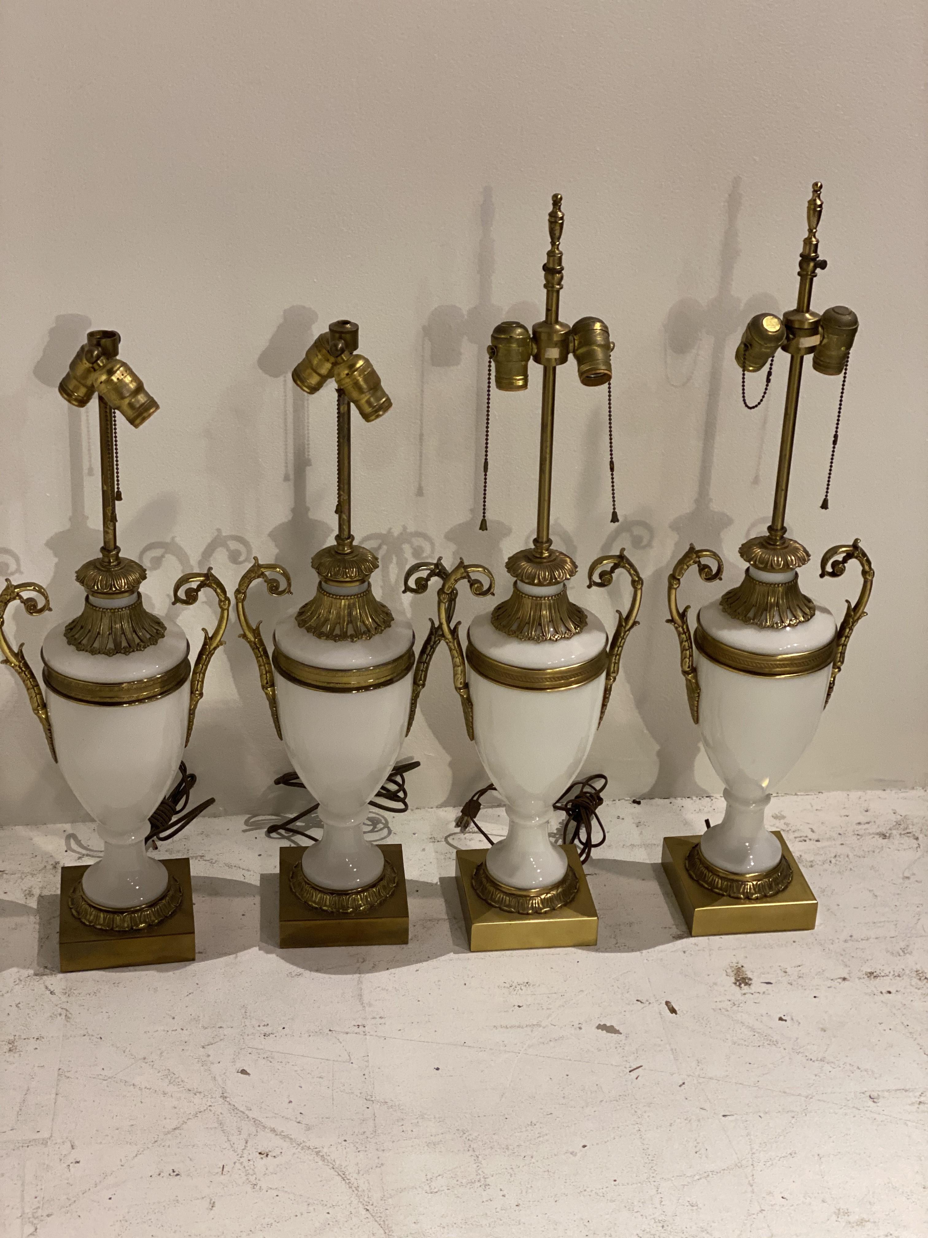Français Paire de lampes de table Empire en verre opalin des années 1930 en vente