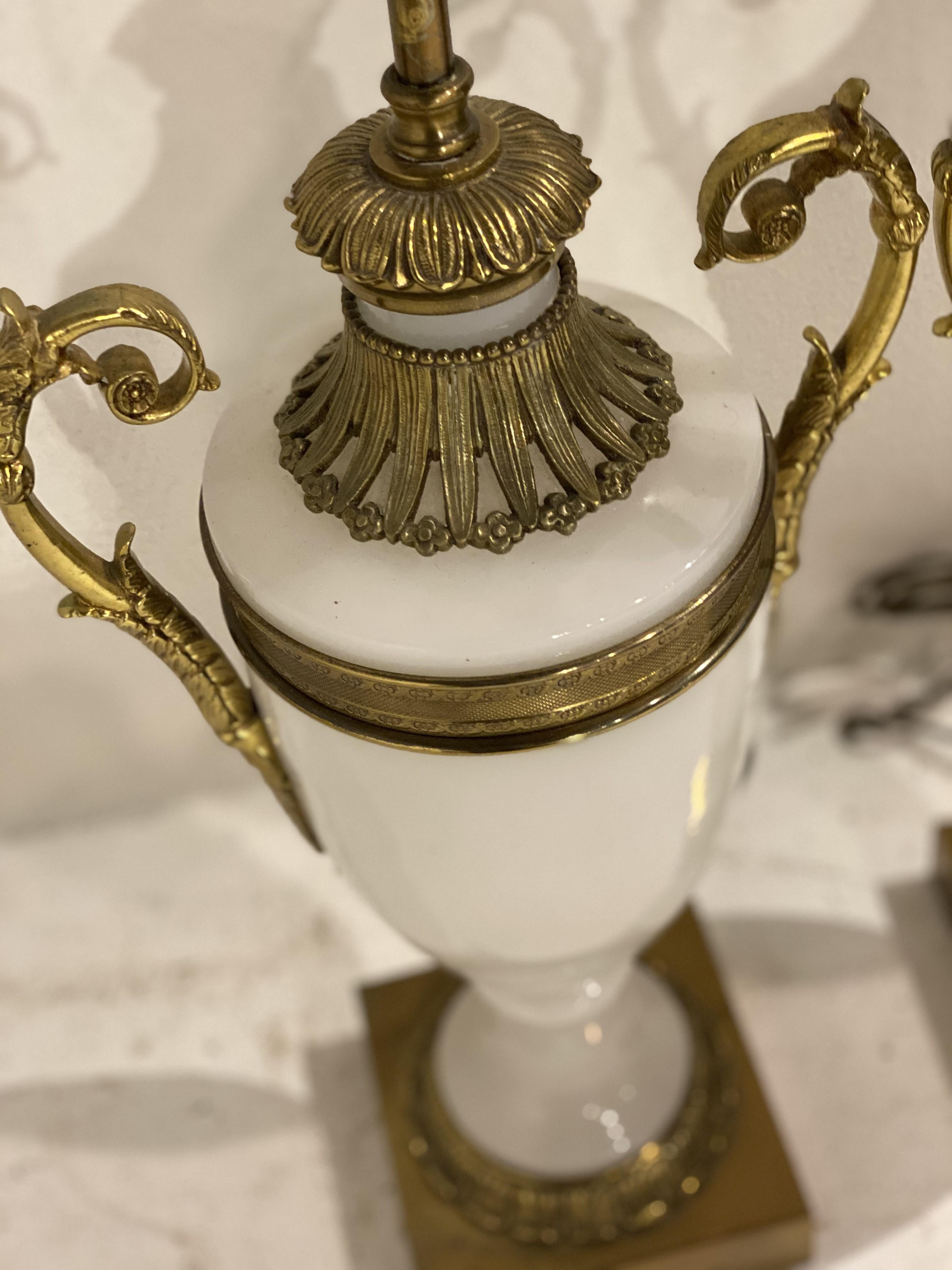 Paire de lampes de table en verre opalin des années 1930 Bon état - En vente à New York, NY
