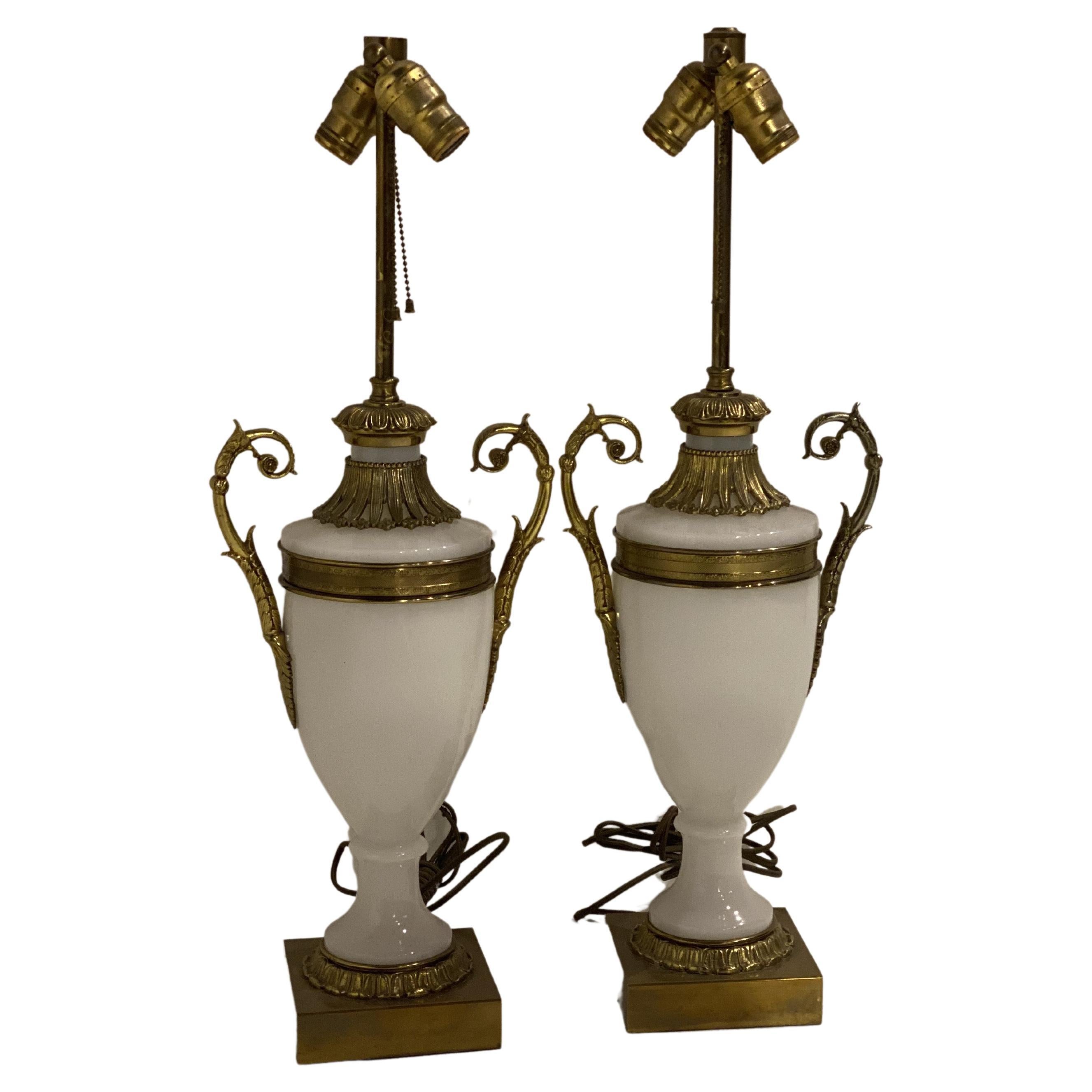 Paire de lampes de table en verre opalin des années 1930 en vente