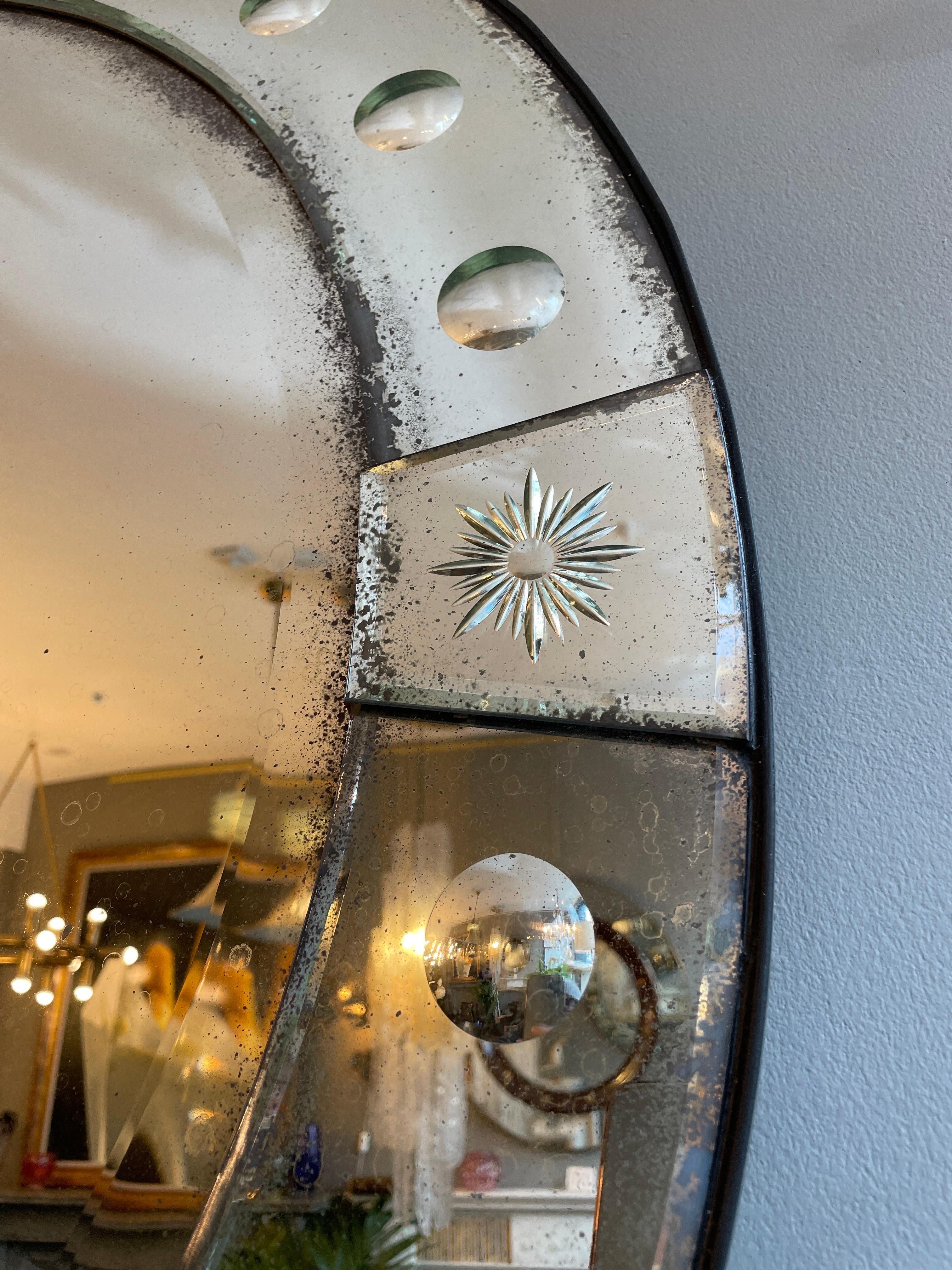 20ième siècle Paire de miroirs circulaires à panneaux en verre vieilli  en vente