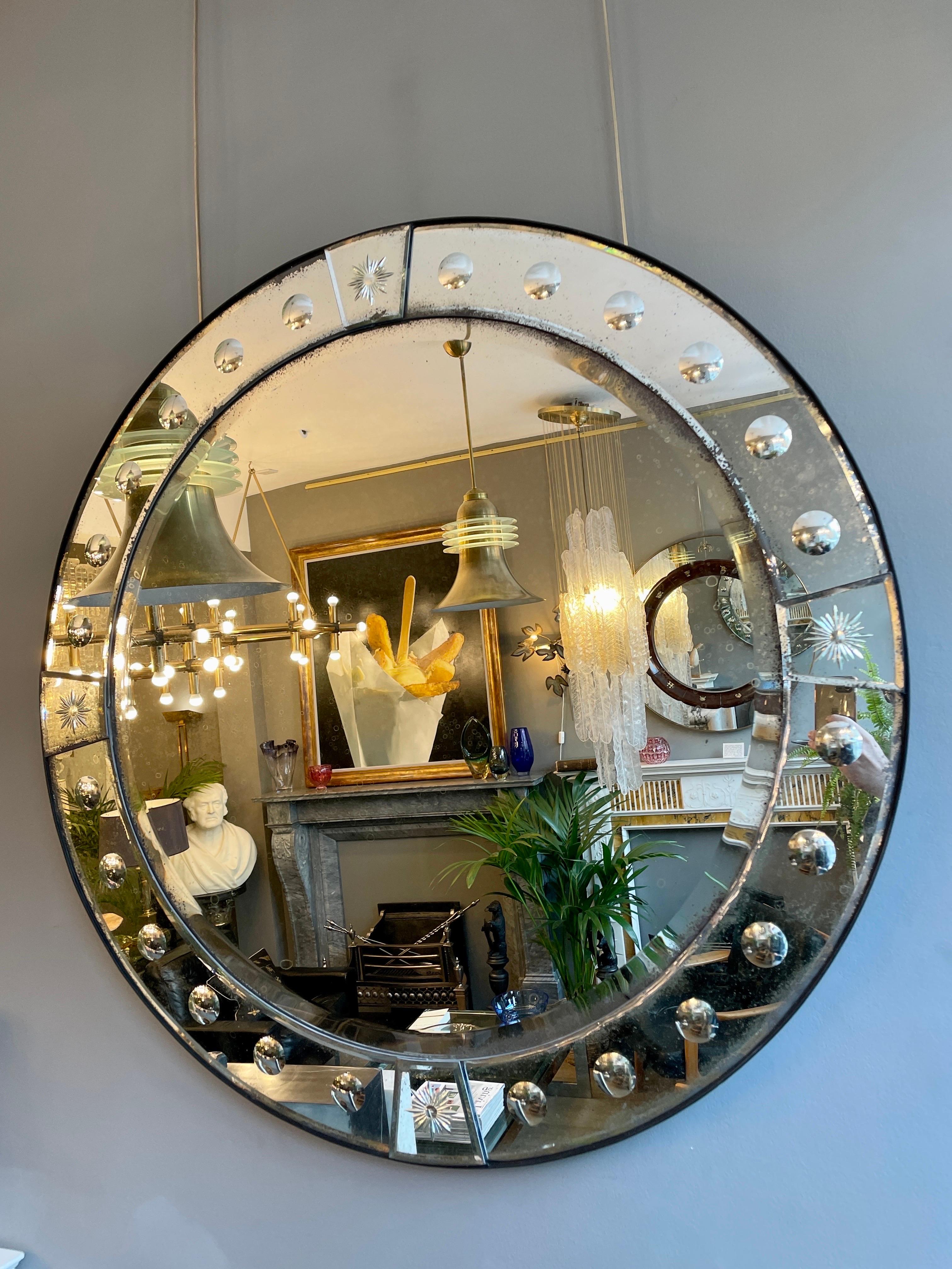 Paire de miroirs circulaires à panneaux en verre vieilli  en vente 2