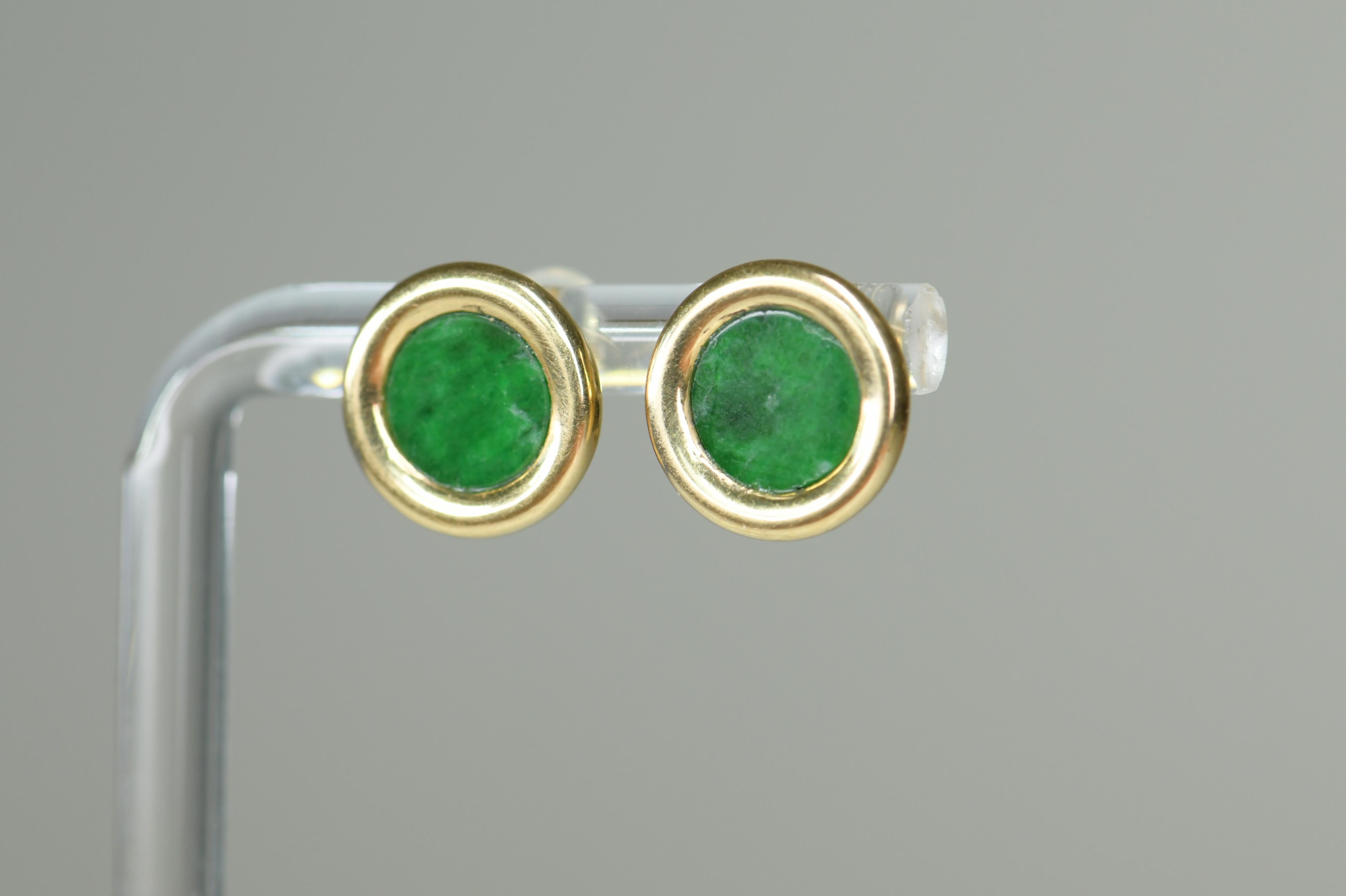 Art Deco Pair of Classic 18 Karat Gold Natural Jade Disc Earrings