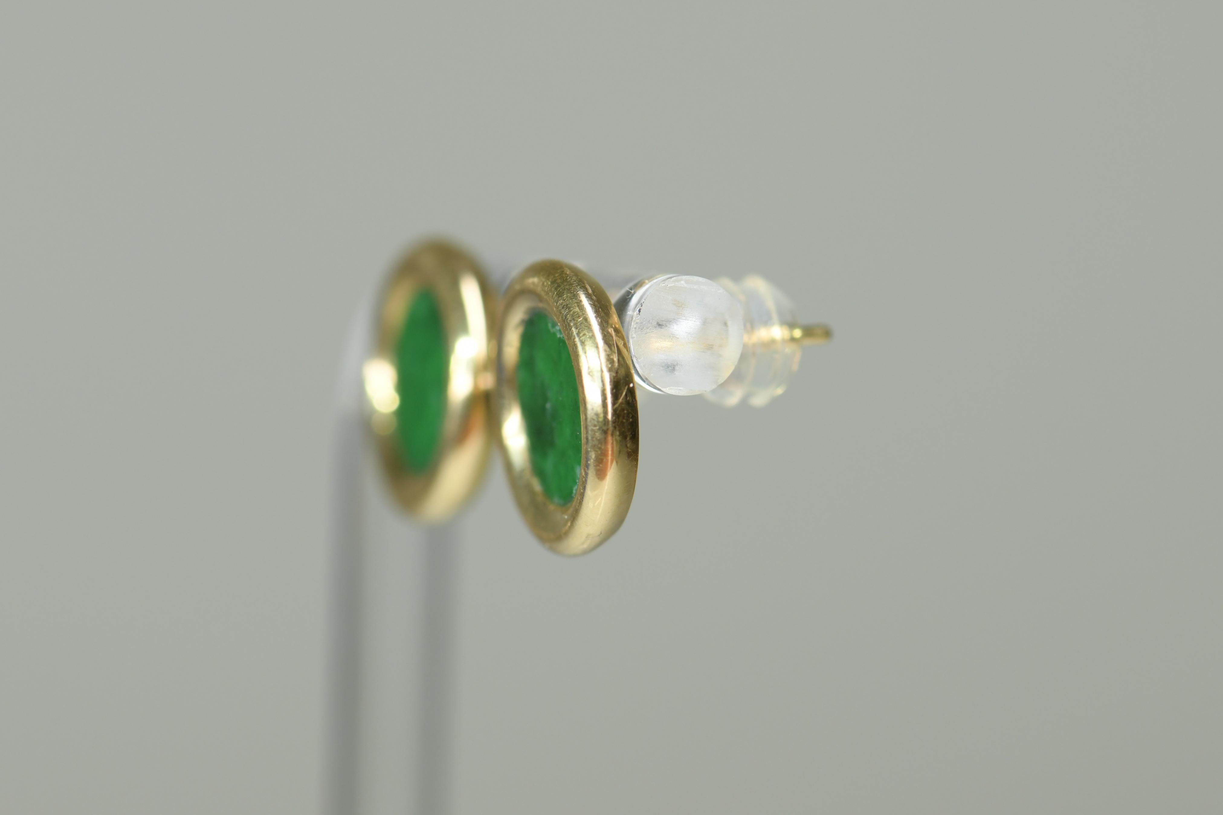 Round Cut Pair of Classic 18 Karat Gold Natural Jade Disc Earrings