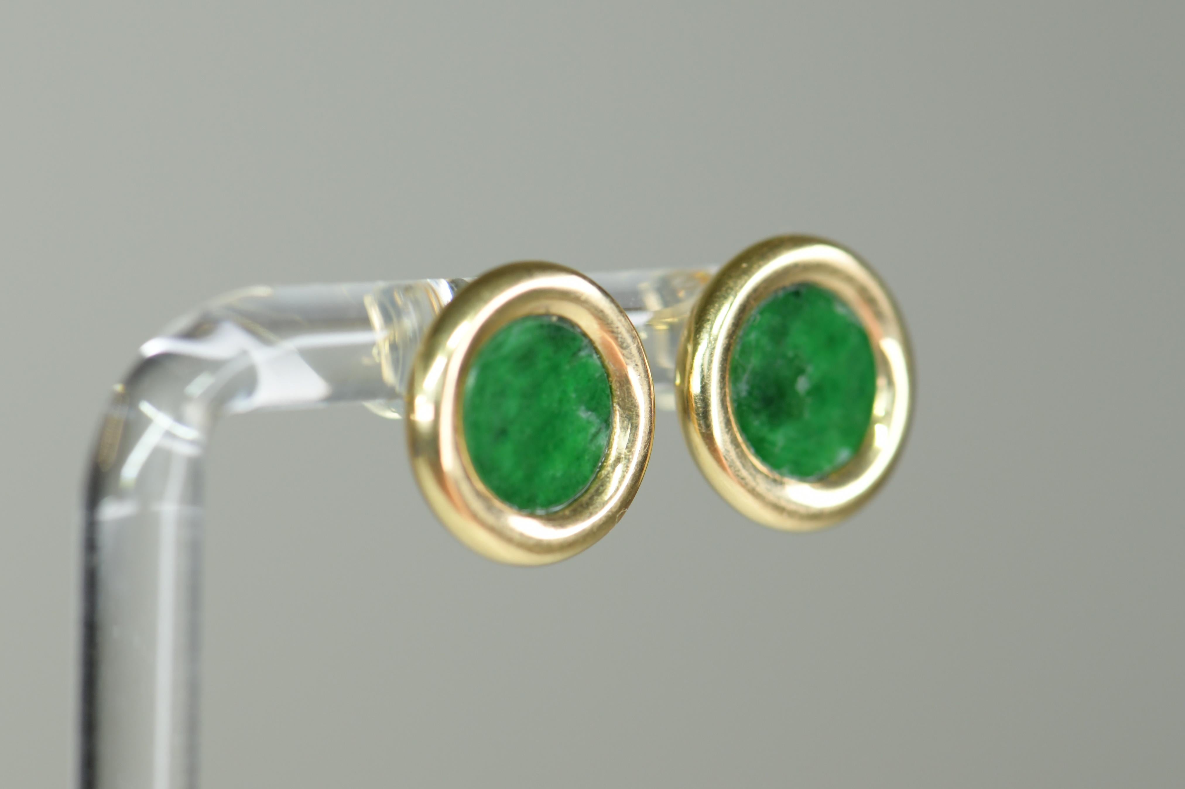 Pair of Classic 18 Karat Gold Natural Jade Disc Earrings In Excellent Condition In Banbury, GB
