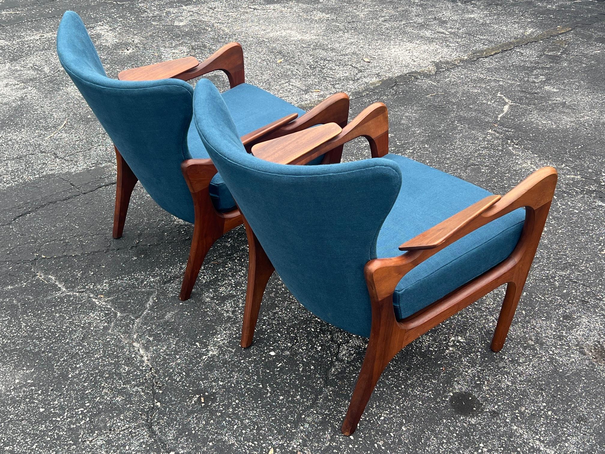 Pareja de sillones escultóricos de Adrian Pearsall para Craft Associates, modelo 2291-C.
Hermosas estructuras de nogal con brazos exageradamente angulosos, respaldos curvados y patas inclinadas poco habituales. Recién retapizada en Brunschwig & Fils