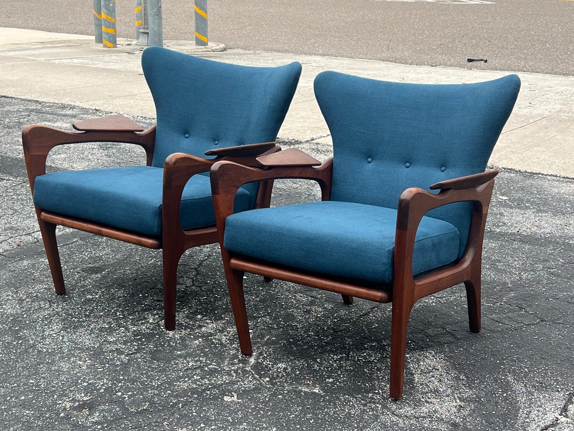 Pareja de sillones clásicos Adrian Pearsall con brazos en ángulo Ca' 1960's Nogal en venta