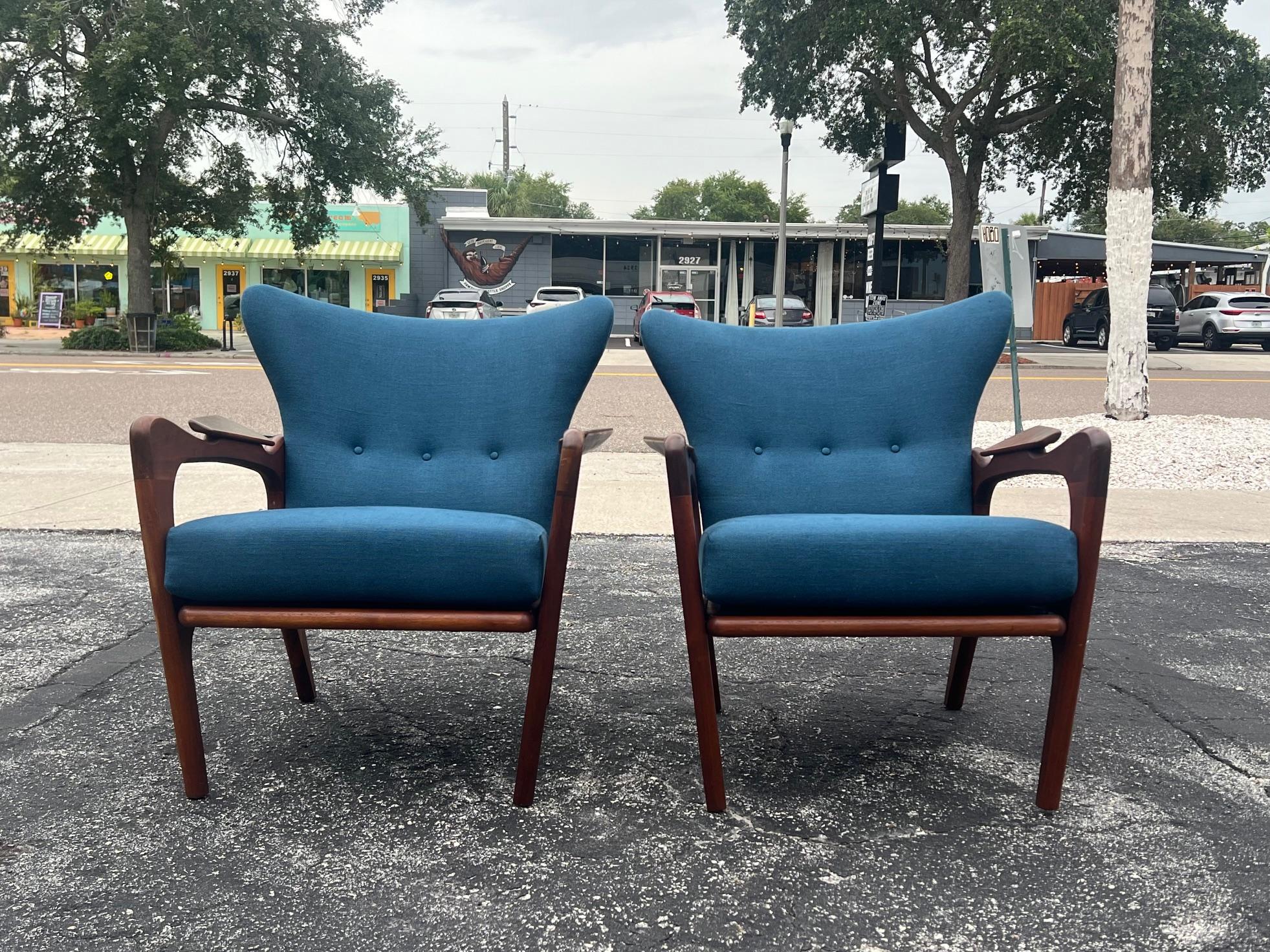 Pareja de sillones clásicos Adrian Pearsall con brazos en ángulo Ca' 1960's en venta 1