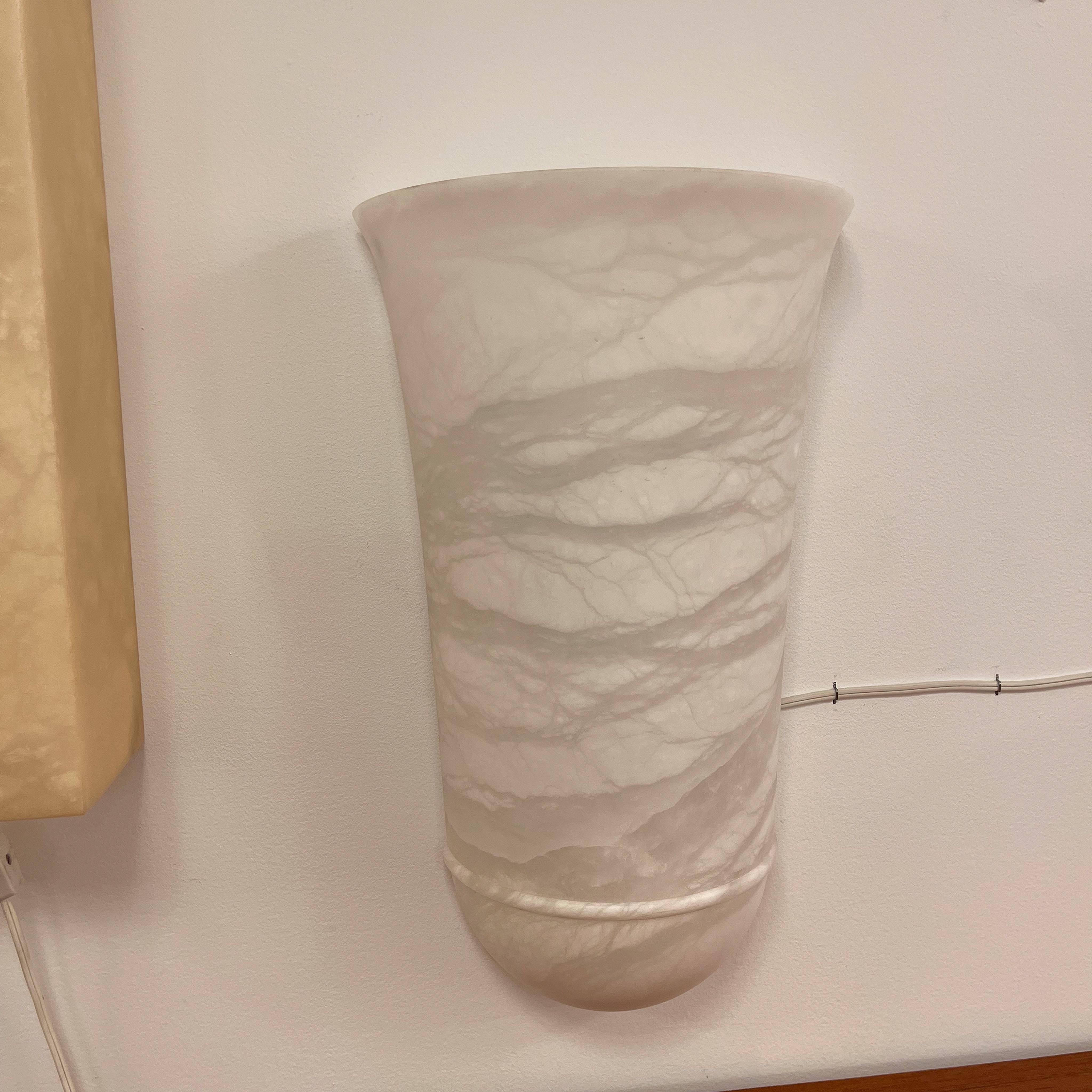 L'albâtre à la taille haute et fine se courbe vers le haut et vers l'extérieur en s'élevant d'une demi-sphère qui irradie une douce lumière à travers l'albâtre ancien. La minéralisation est présente dans toute la pierre, ce qui donne de la