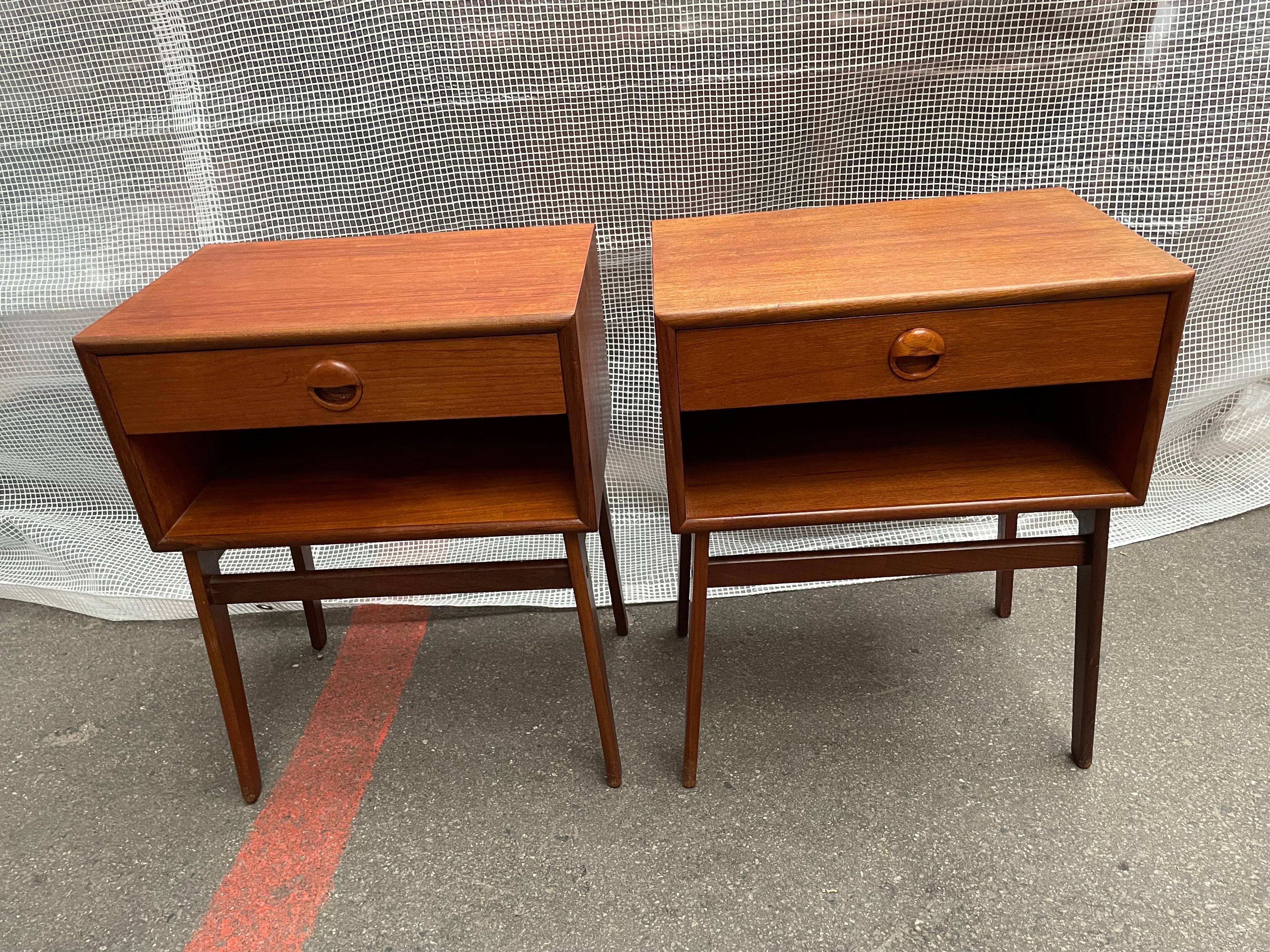 A pair of classic Danish mid-century modern nightstands from the 1960´s For Sale 4