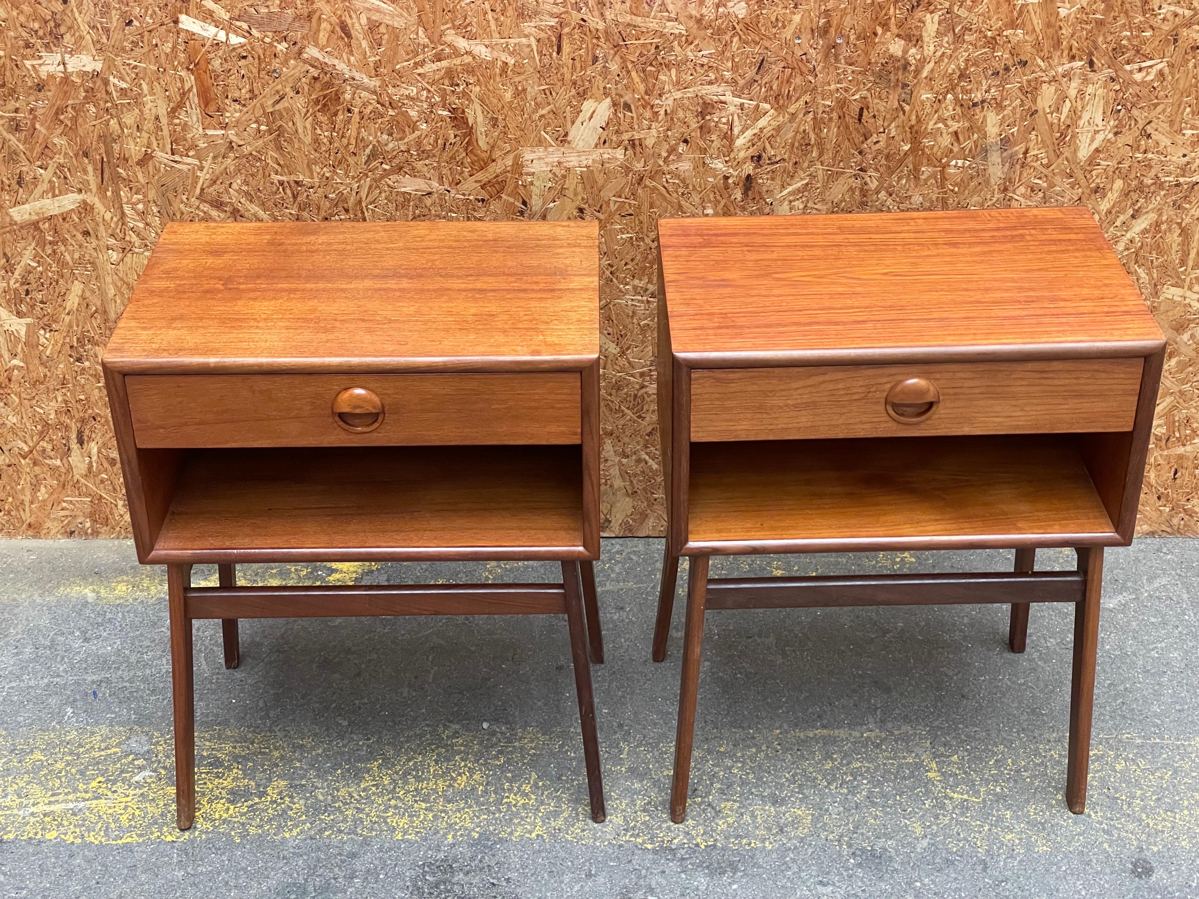 A pair of classic Danish mid-century modern nightstands from the 1960´s For Sale 5