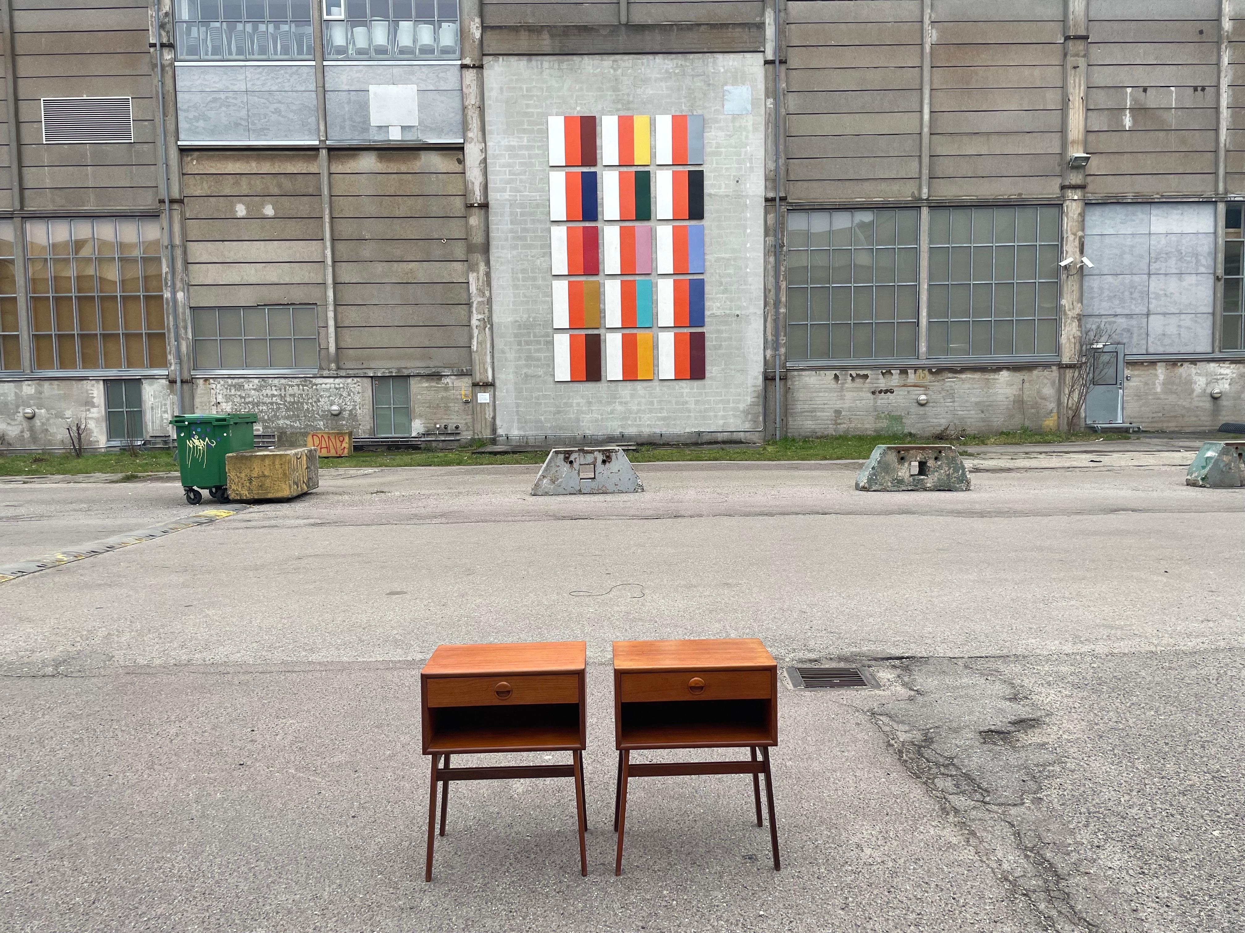 A pair of classic Danish mid-century modern nightstands from the 1960´s For Sale 6