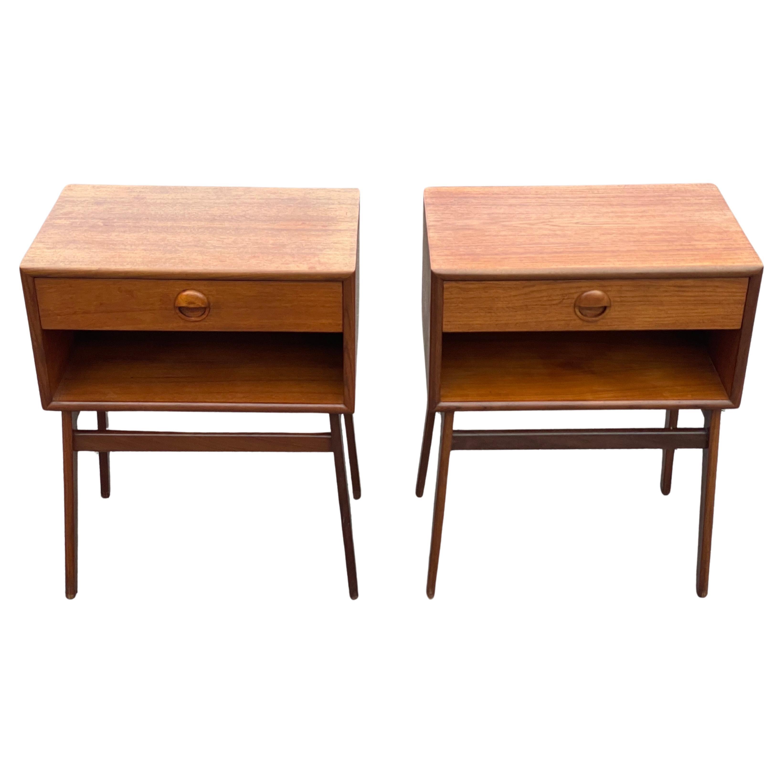 A pair of classic Danish mid-century modern nightstands from the 1960´s In Good Condition For Sale In Copenhagen, DK