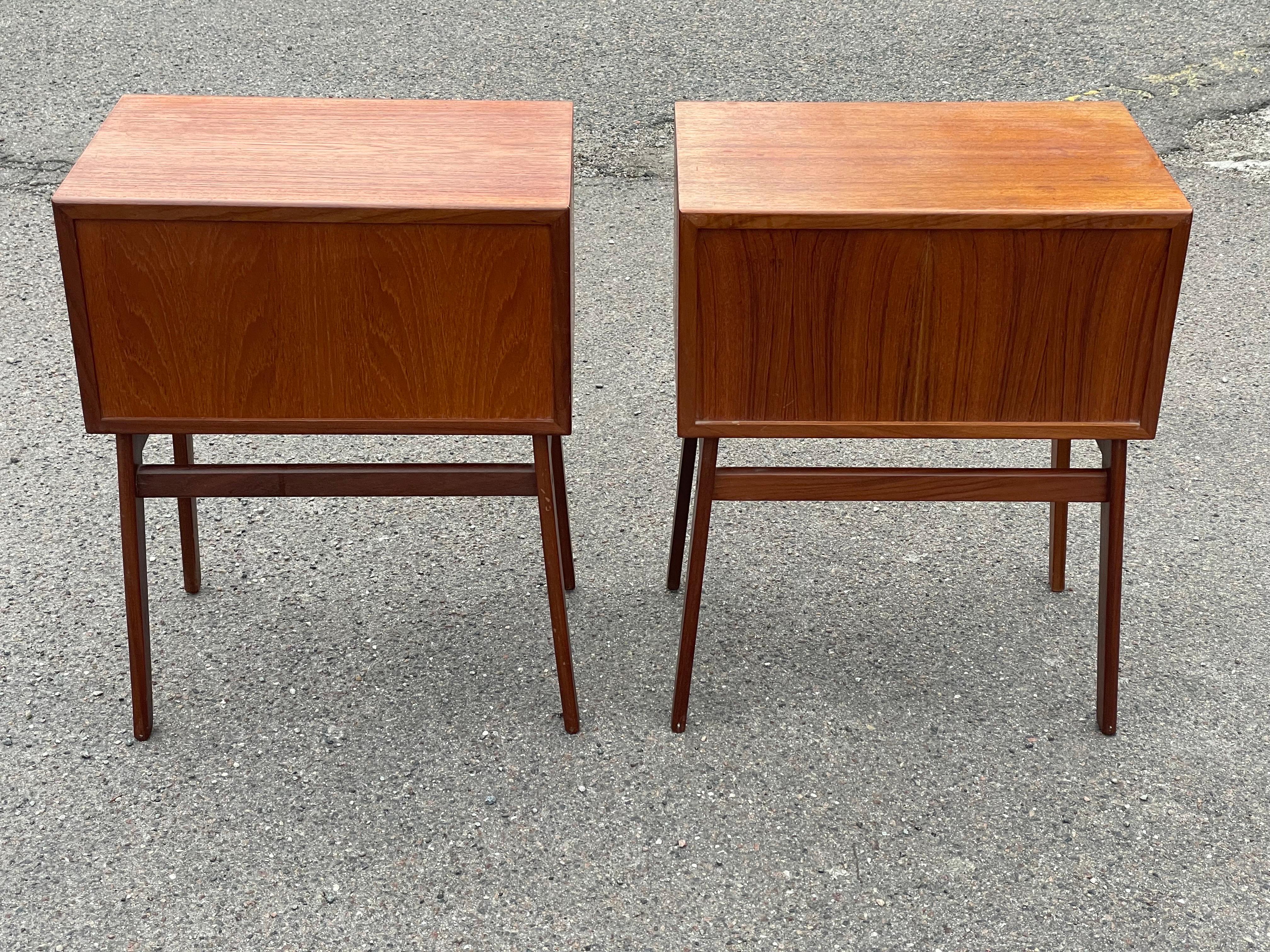 Teak A pair of classic Danish mid-century modern nightstands from the 1960´s For Sale