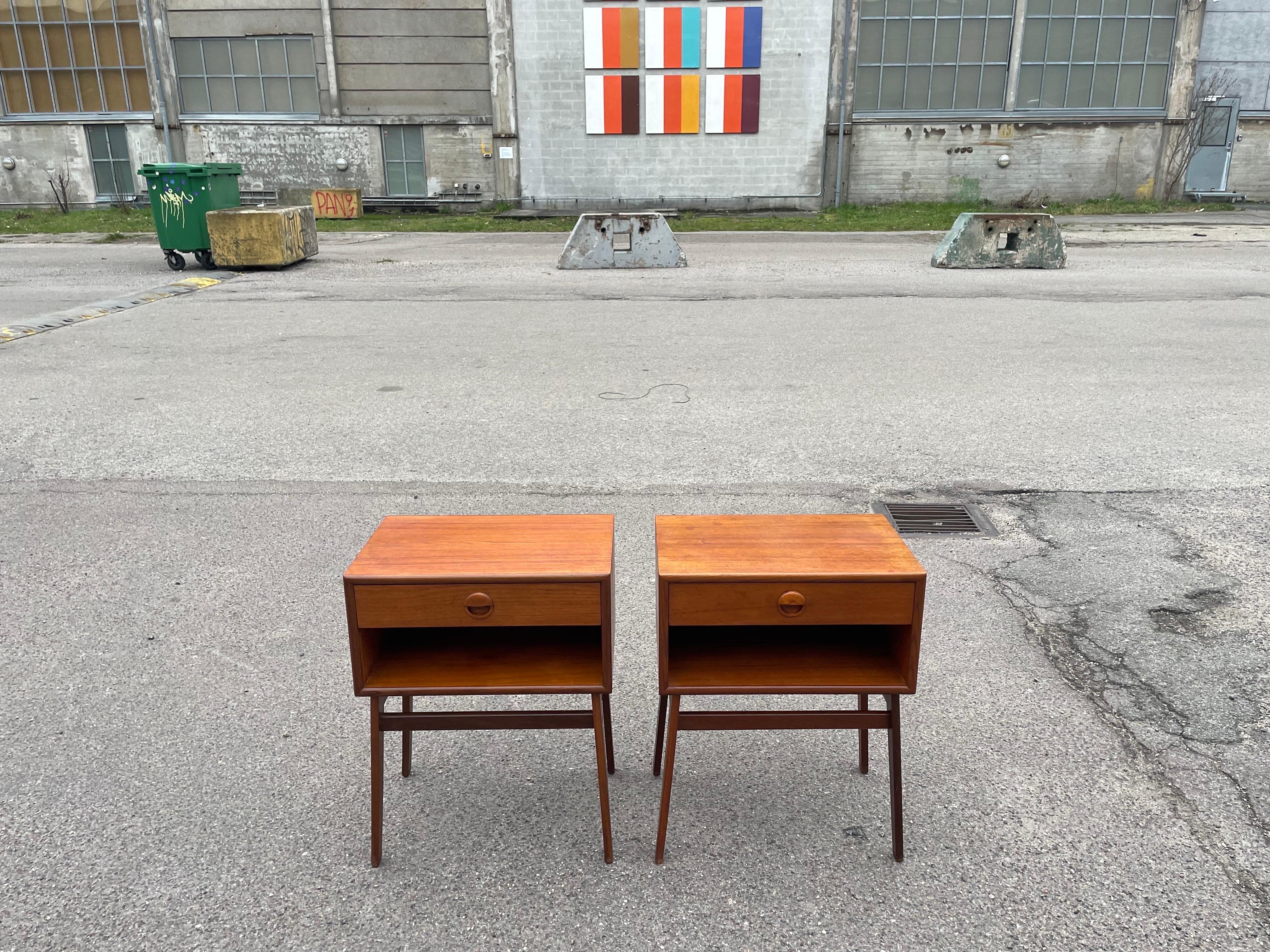 A pair of classic Danish mid-century modern nightstands from the 1960´s For Sale 1