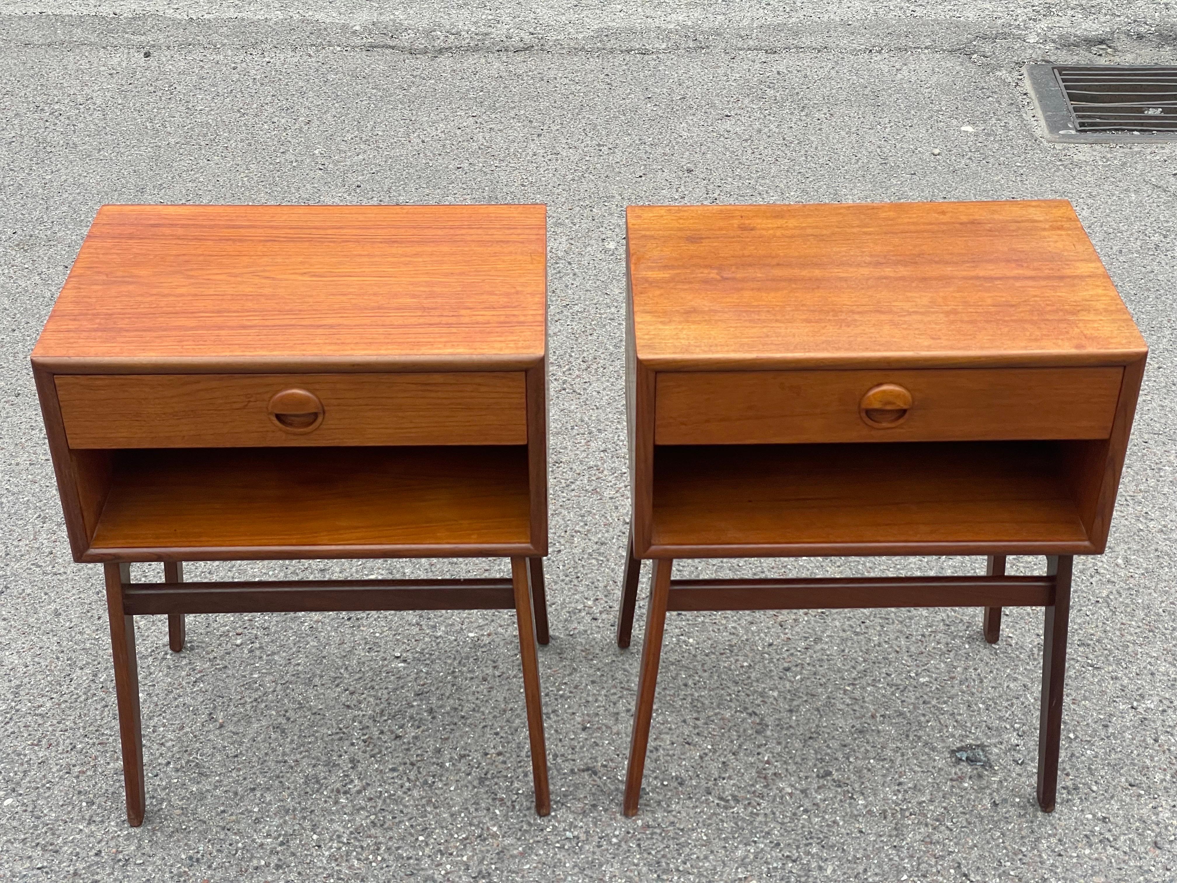 A pair of classic Danish mid-century modern nightstands from the 1960´s For Sale 3